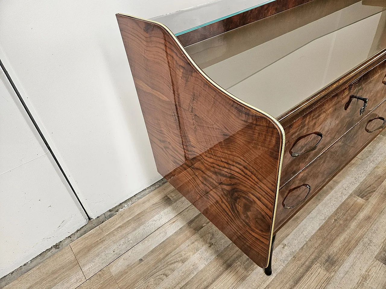 Cassettiera in radica di noce con doppio piano in vetro, anni '50 4