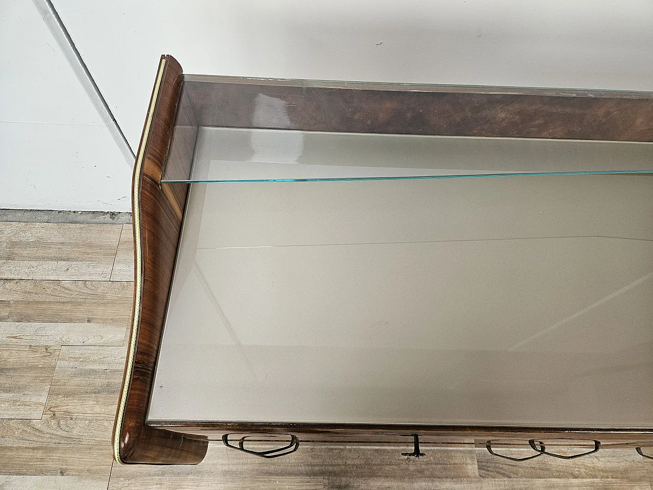 Cassettiera in radica di noce con doppio piano in vetro, anni '50 5