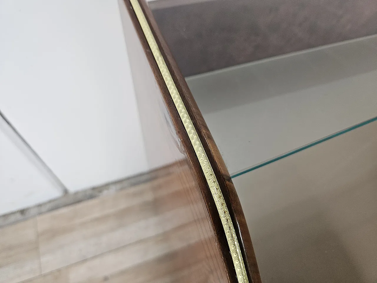 Cassettiera in radica di noce con doppio piano in vetro, anni '50 6