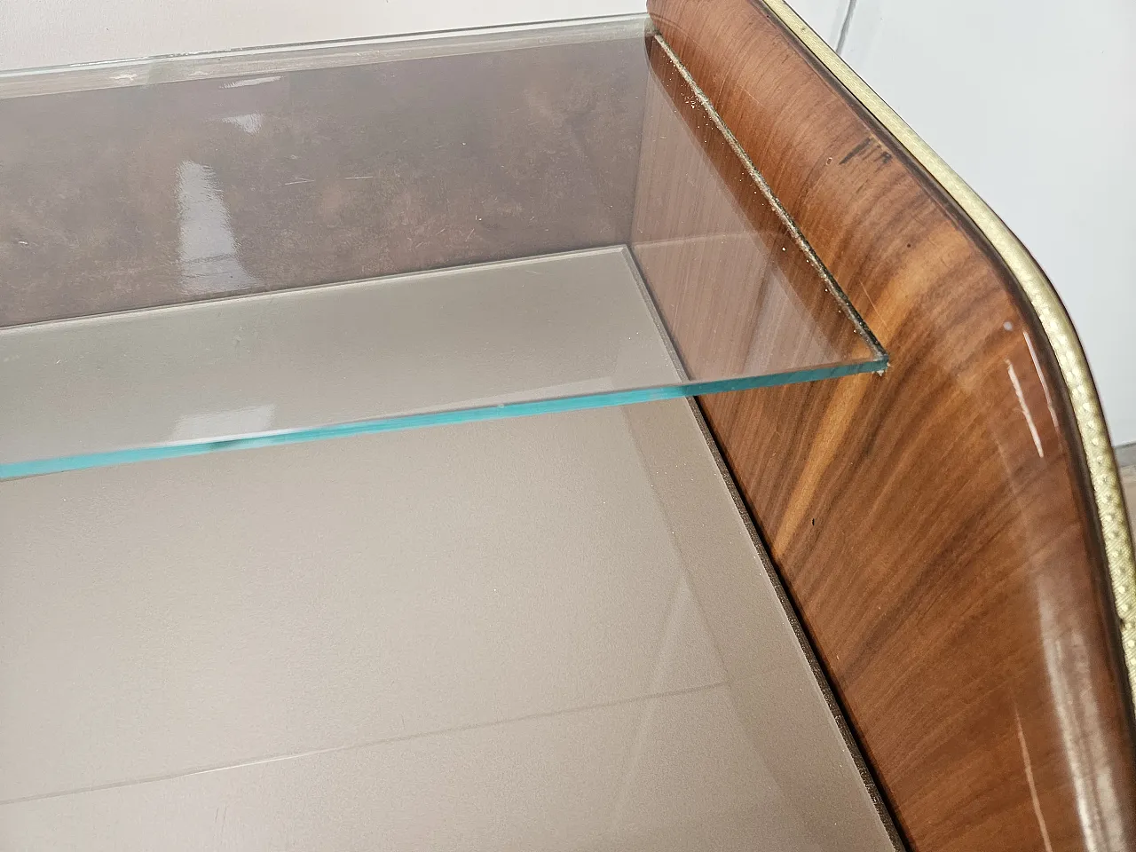 Cassettiera in radica di noce con doppio piano in vetro, anni '50 9