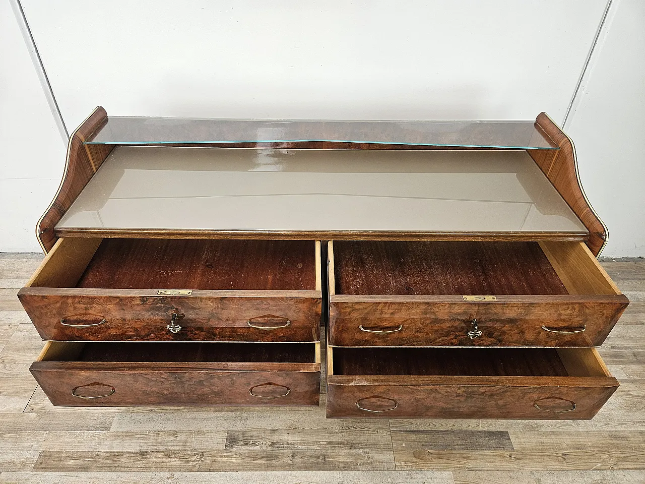 Cassettiera in radica di noce con doppio piano in vetro, anni '50 13