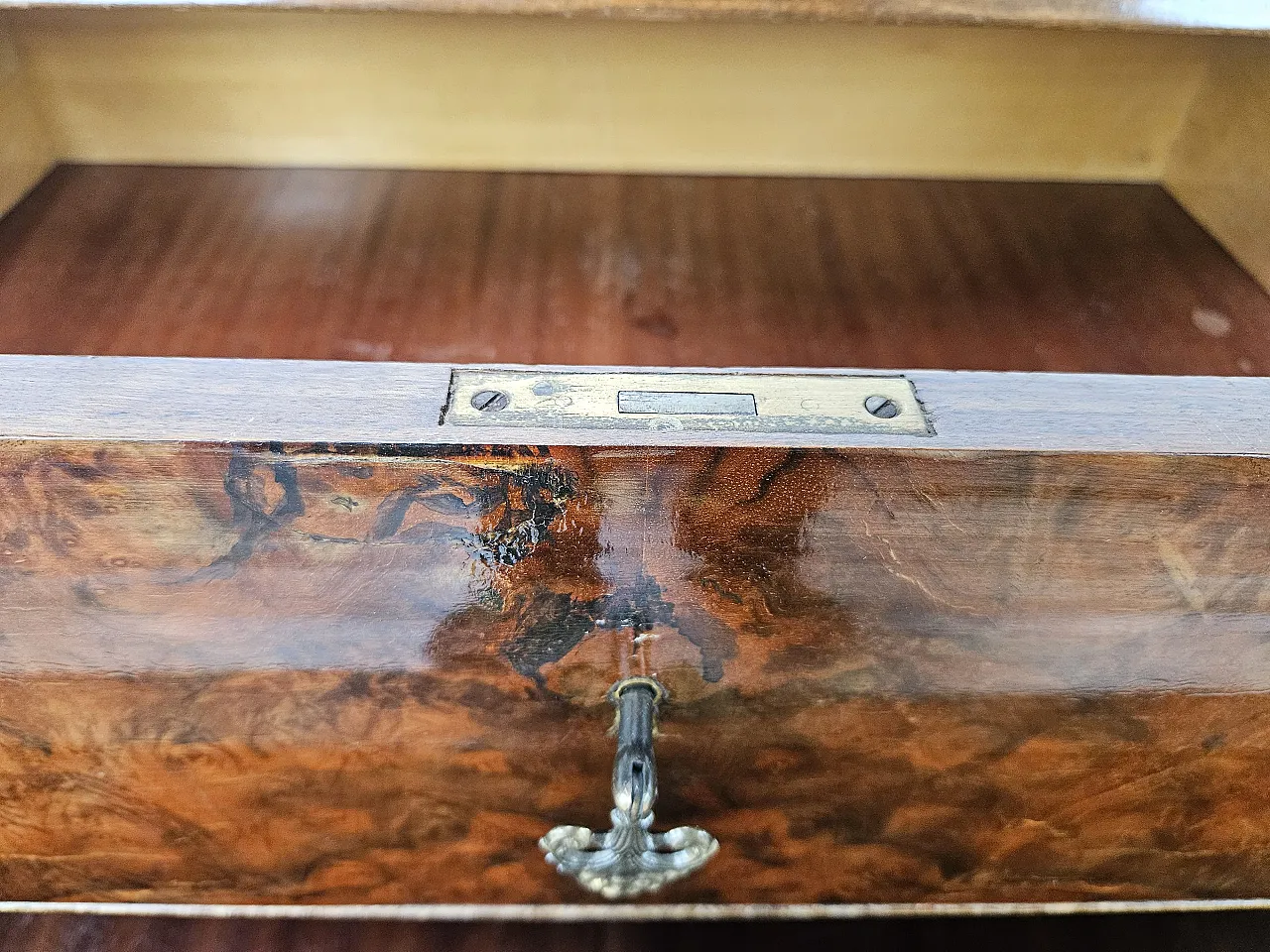 Cassettiera in radica di noce con doppio piano in vetro, anni '50 14