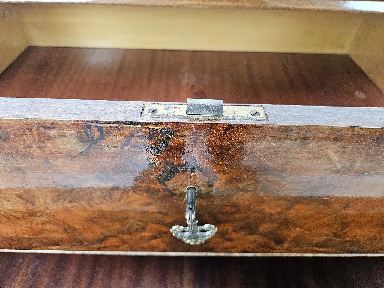 Cassettiera in radica di noce con doppio piano in vetro, anni '50 15