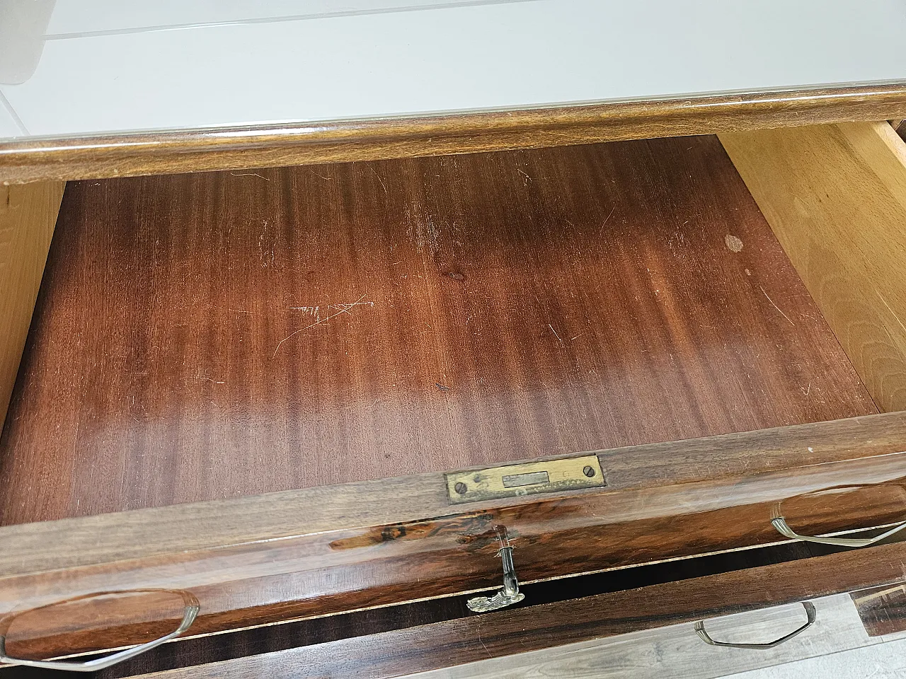 Cassettiera in radica di noce con doppio piano in vetro, anni '50 16