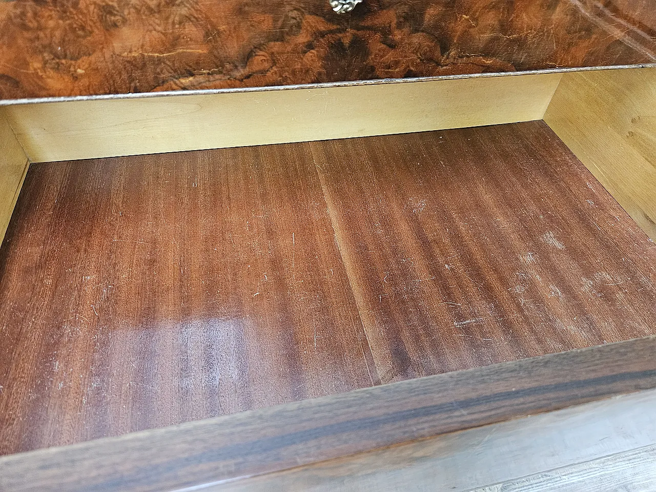 Cassettiera in radica di noce con doppio piano in vetro, anni '50 17