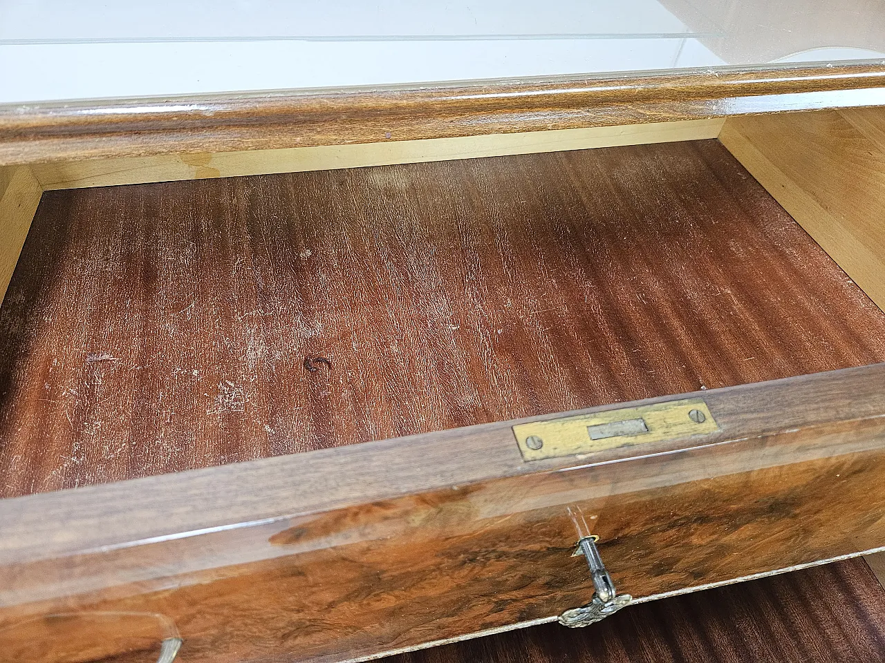 Cassettiera in radica di noce con doppio piano in vetro, anni '50 18