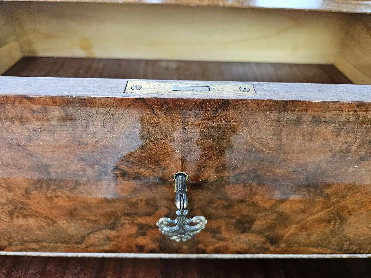 Cassettiera in radica di noce con doppio piano in vetro, anni '50 19