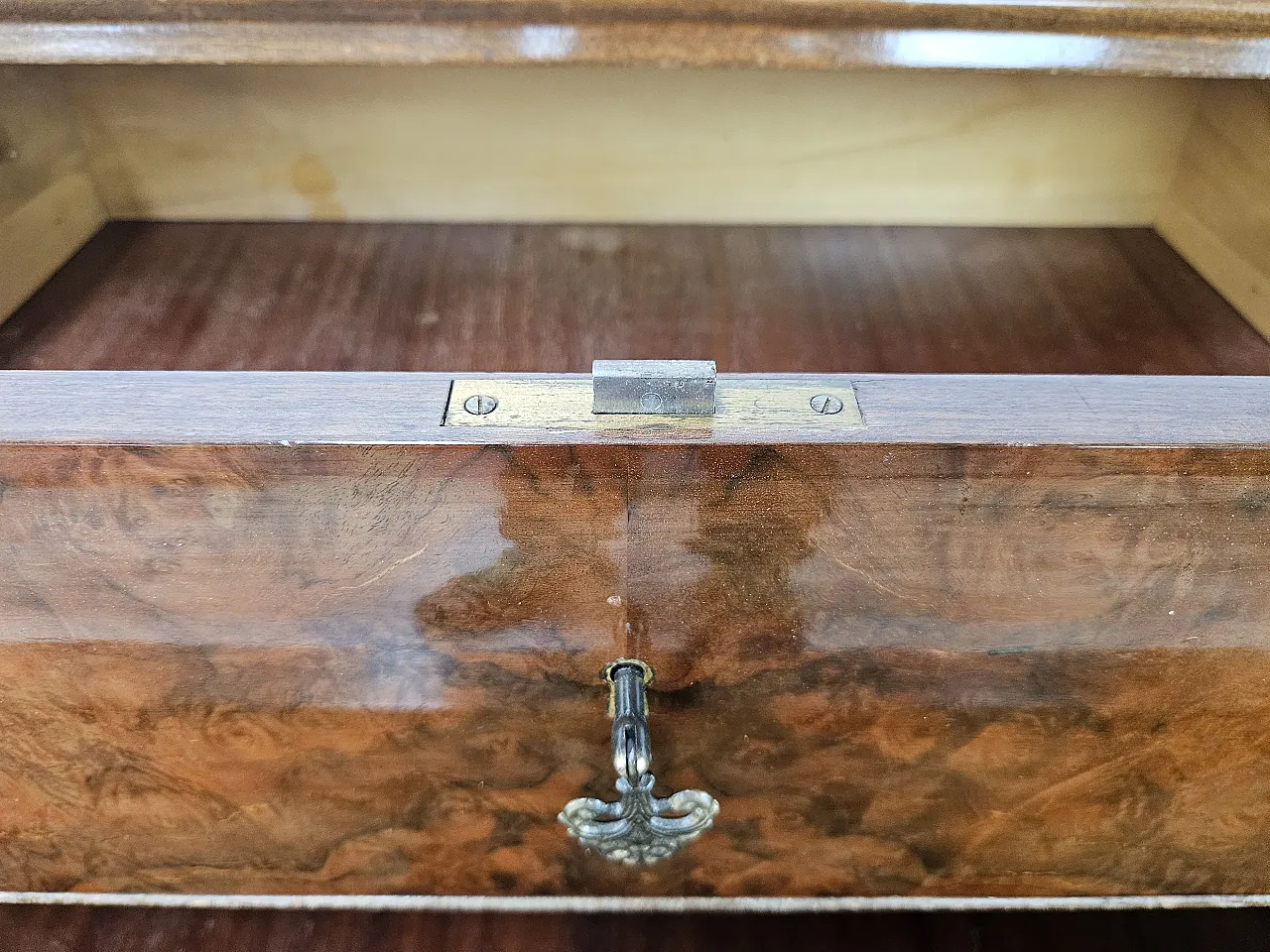 Cassettiera in radica di noce con doppio piano in vetro, anni '50 20