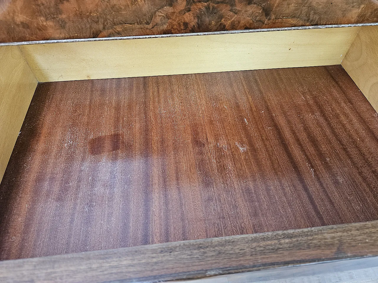 Cassettiera in radica di noce con doppio piano in vetro, anni '50 21