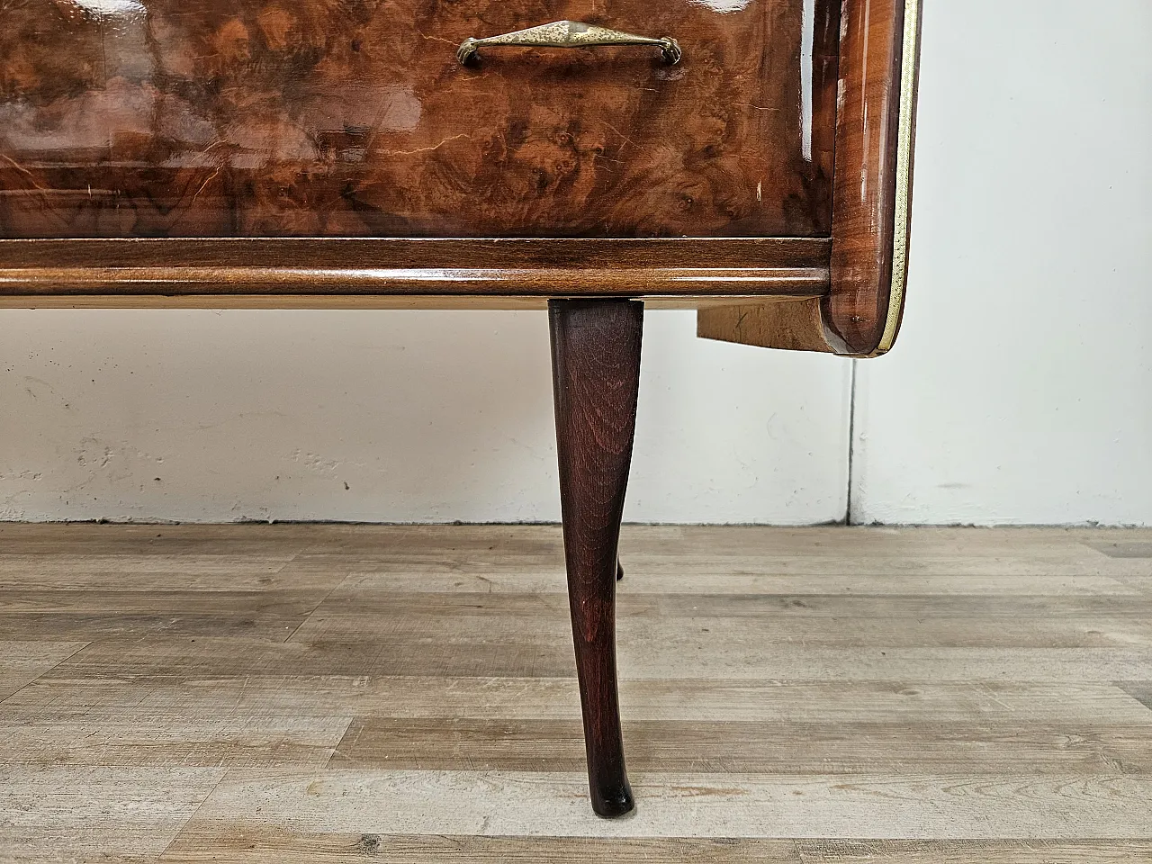 Cassettiera in radica di noce con doppio piano in vetro, anni '50 22
