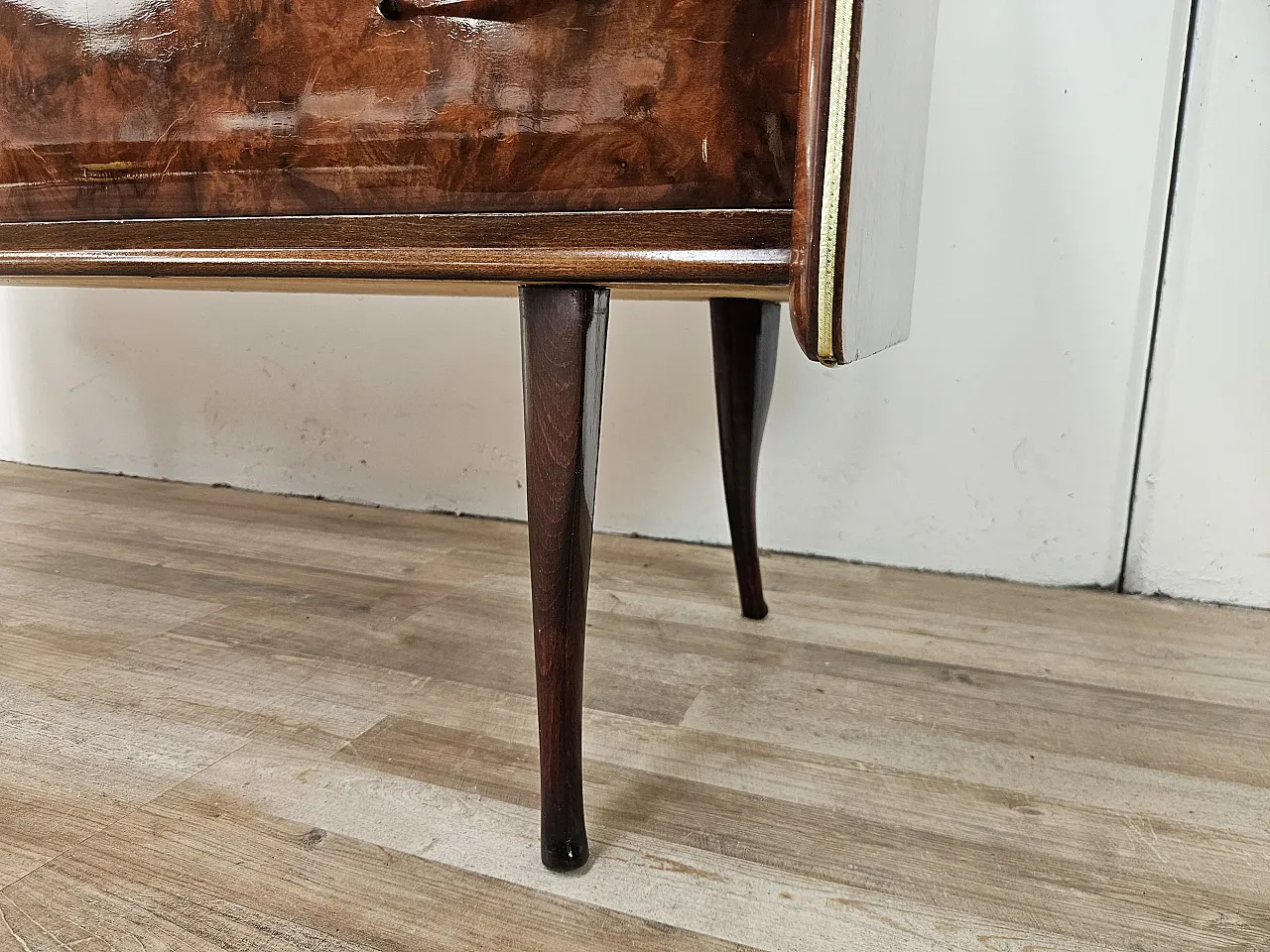 Cassettiera in radica di noce con doppio piano in vetro, anni '50 23