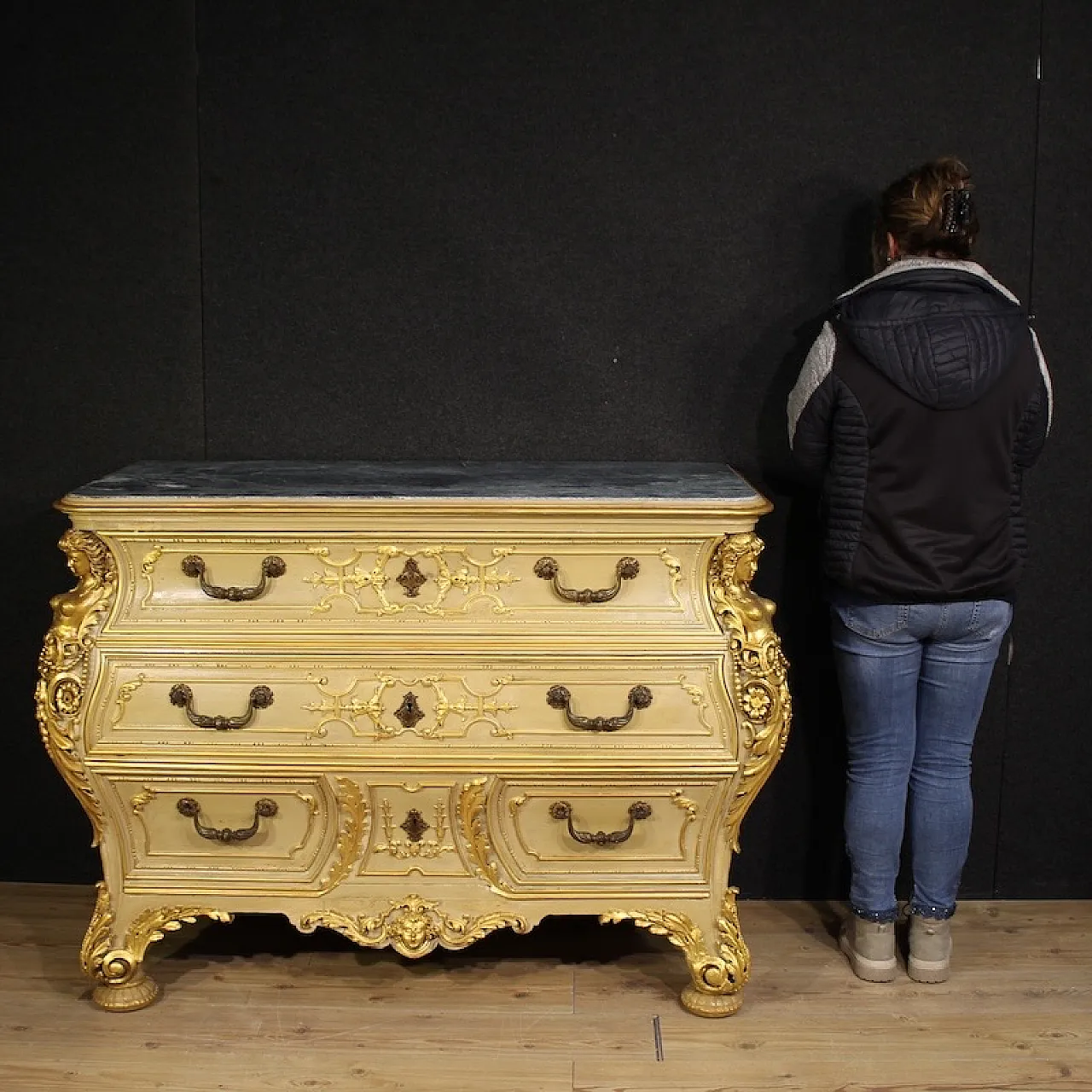 Lacquered and gilded chest of drawers, 20th century 3