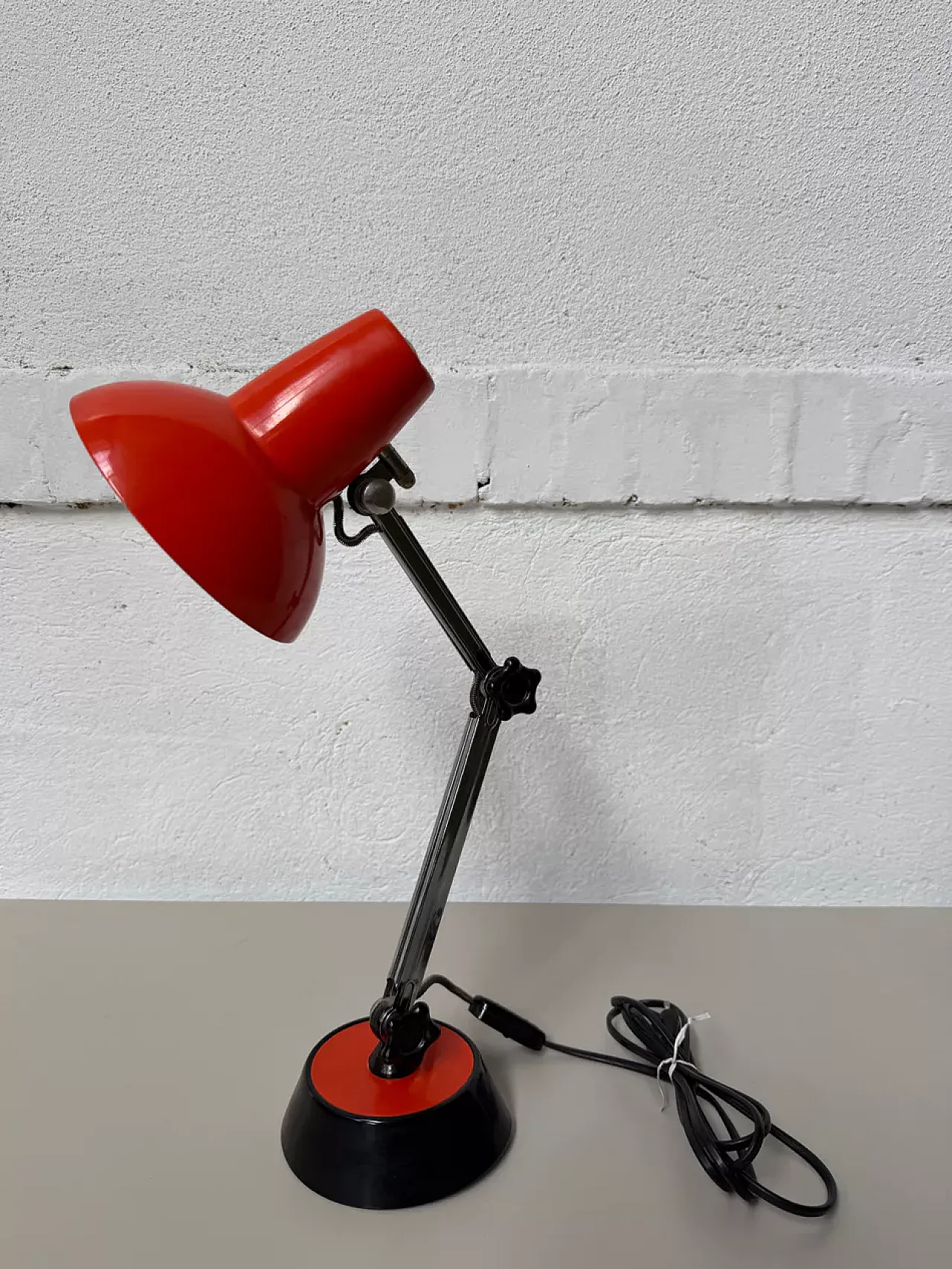 Lampada da scrivania in metallo nero e arancione, anni '70 2