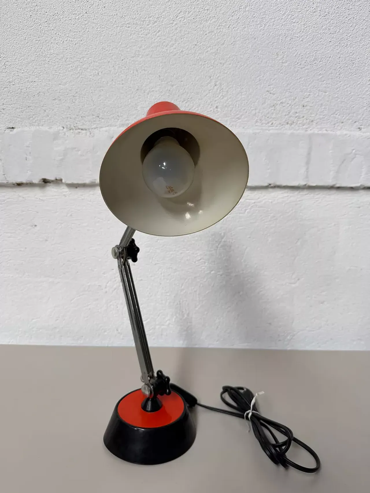 Lampada da scrivania in metallo nero e arancione, anni '70 3