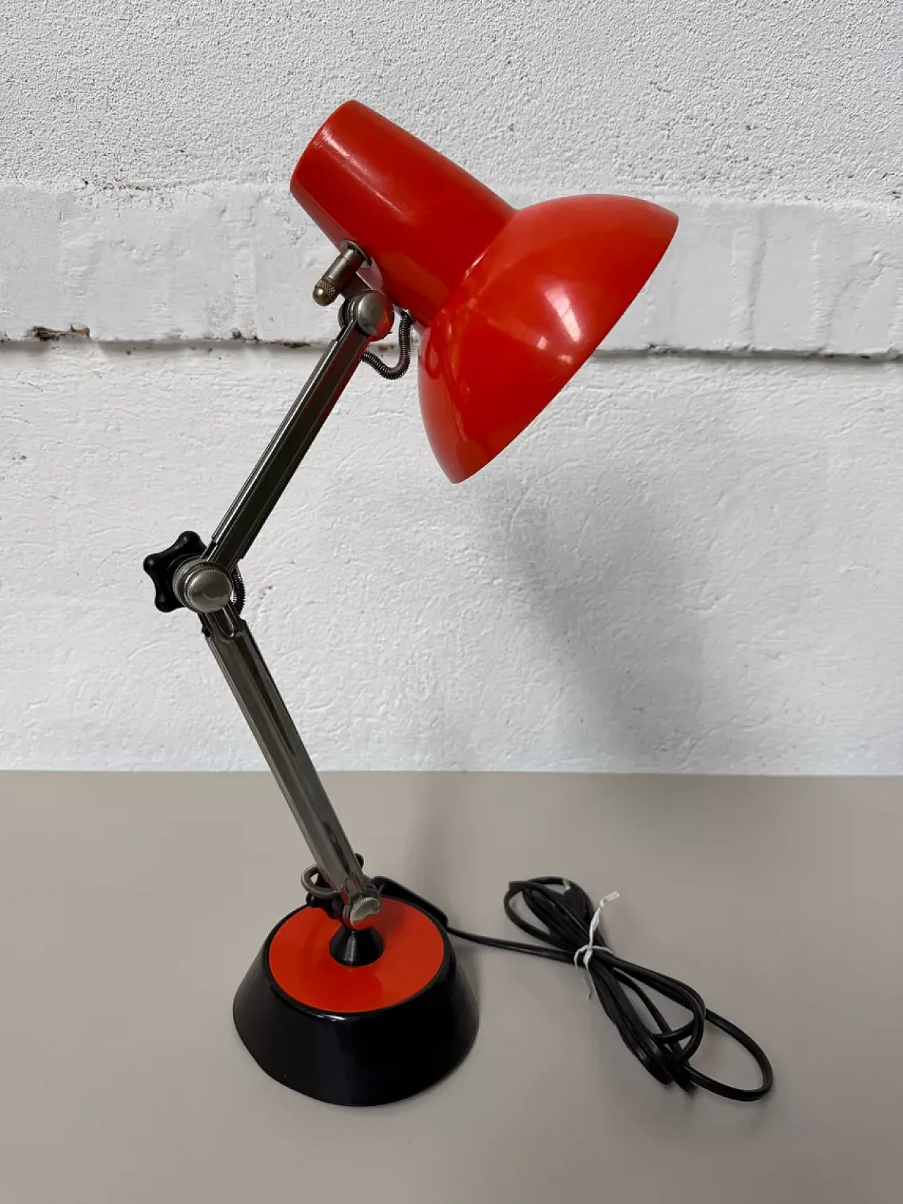 Lampada da scrivania in metallo nero e arancione, anni '70 4
