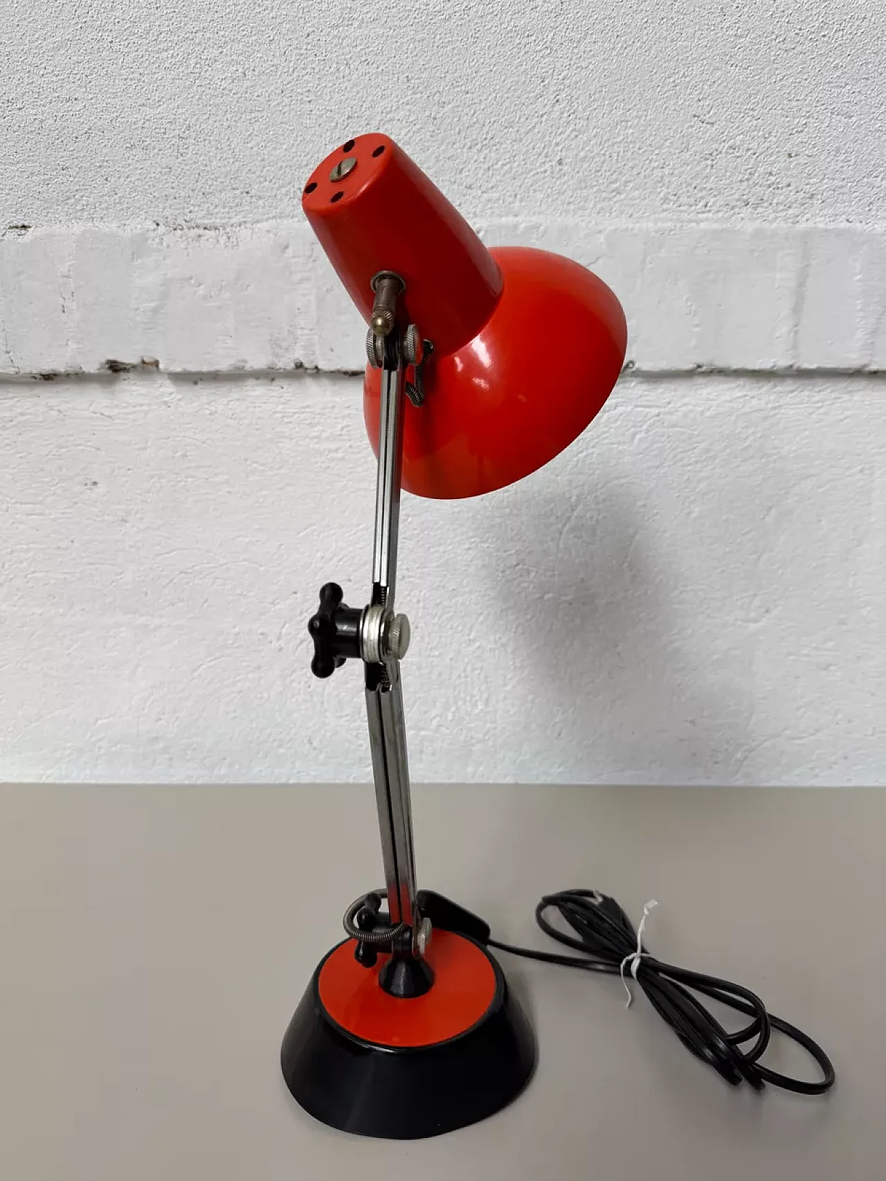 Lampada da scrivania in metallo nero e arancione, anni '70 5