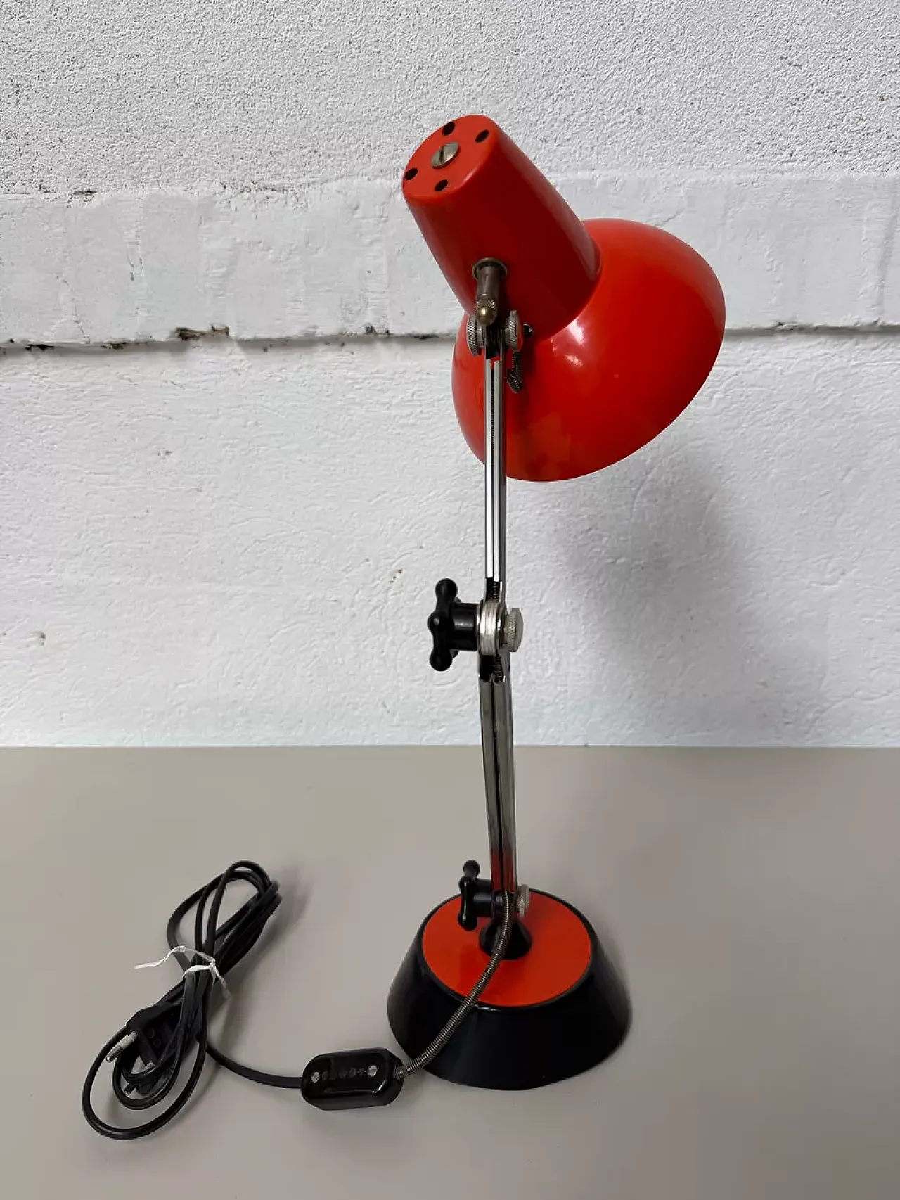 Lampada da scrivania in metallo nero e arancione, anni '70 6