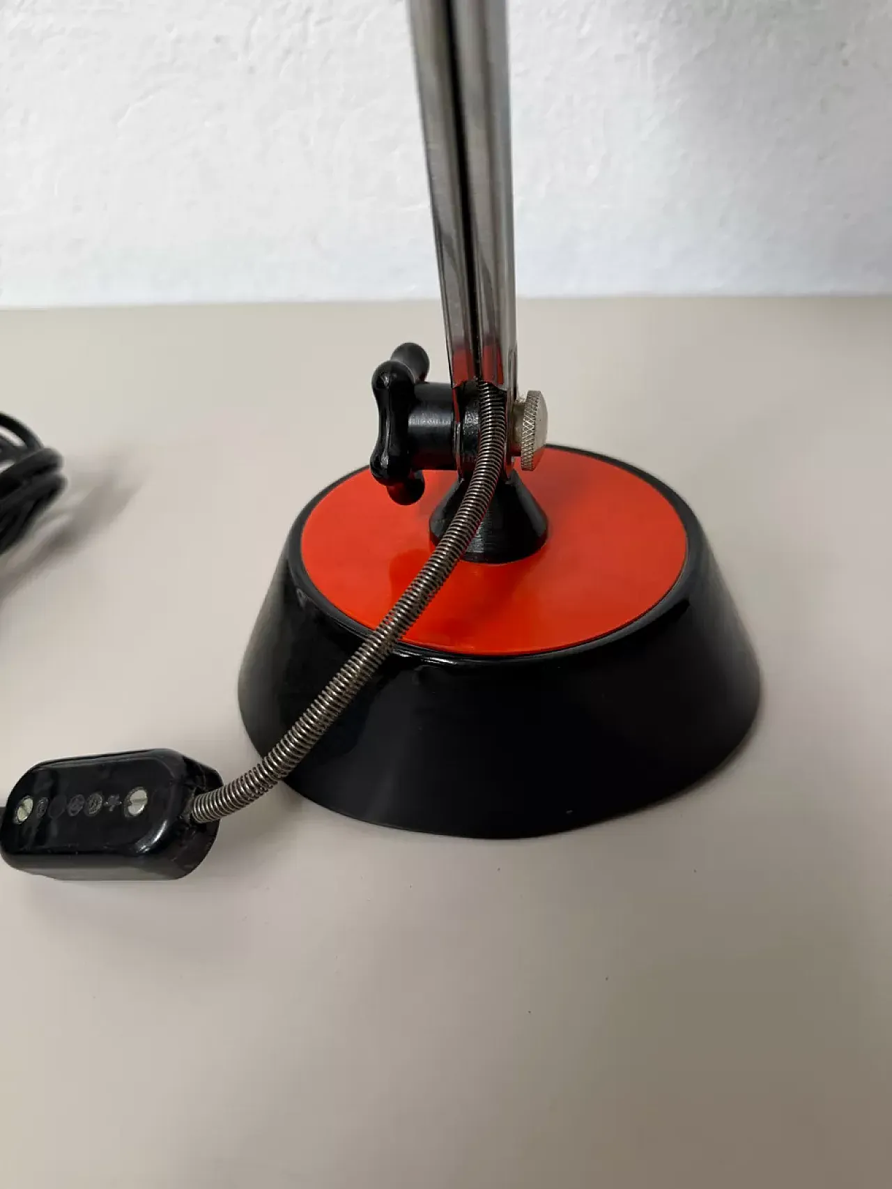 Lampada da scrivania in metallo nero e arancione, anni '70 7