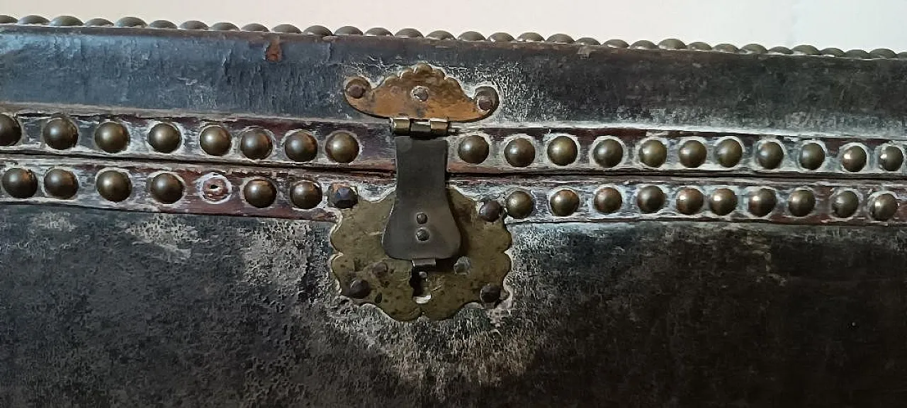 Leather-covered wooden trunk decorated with brass studs, 17th century 8
