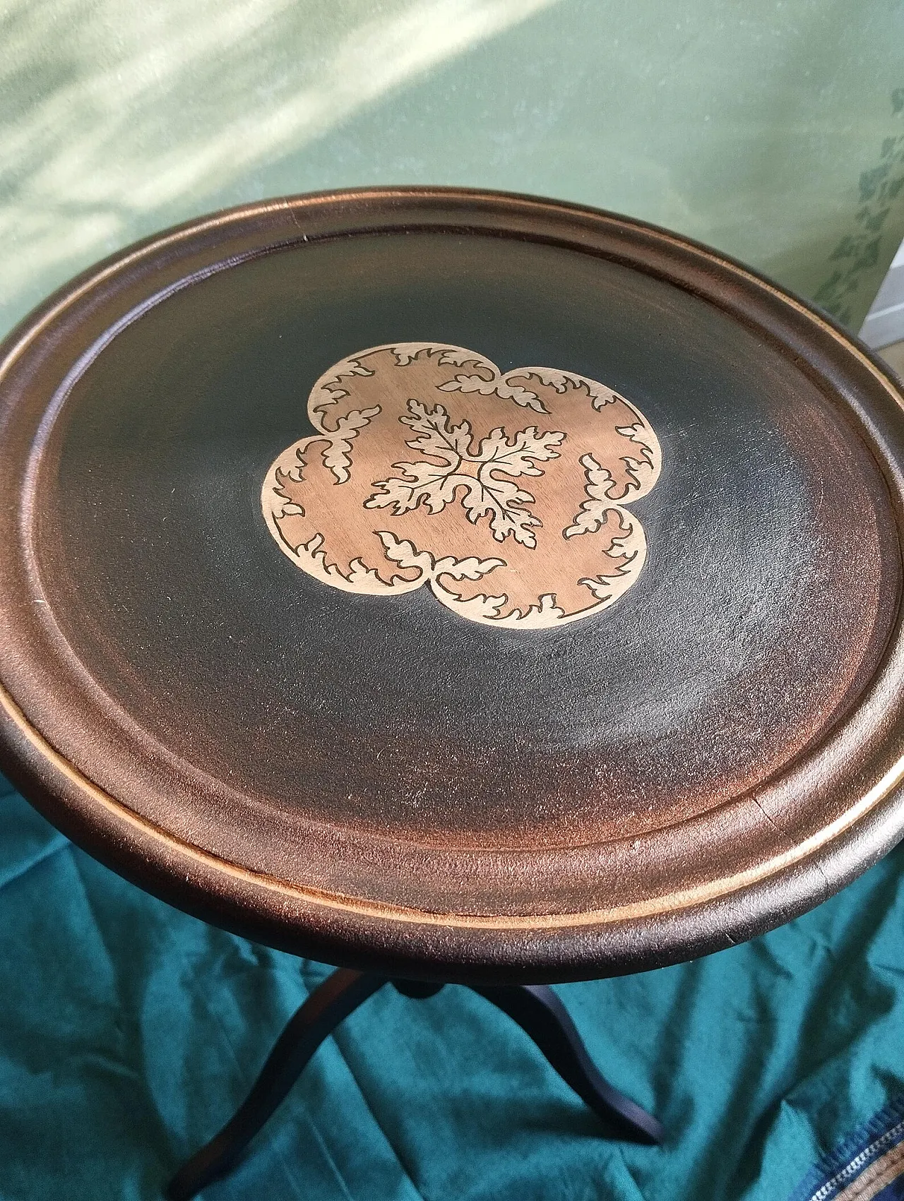 Gueridon-style three-foot coffee table, 20th century 1
