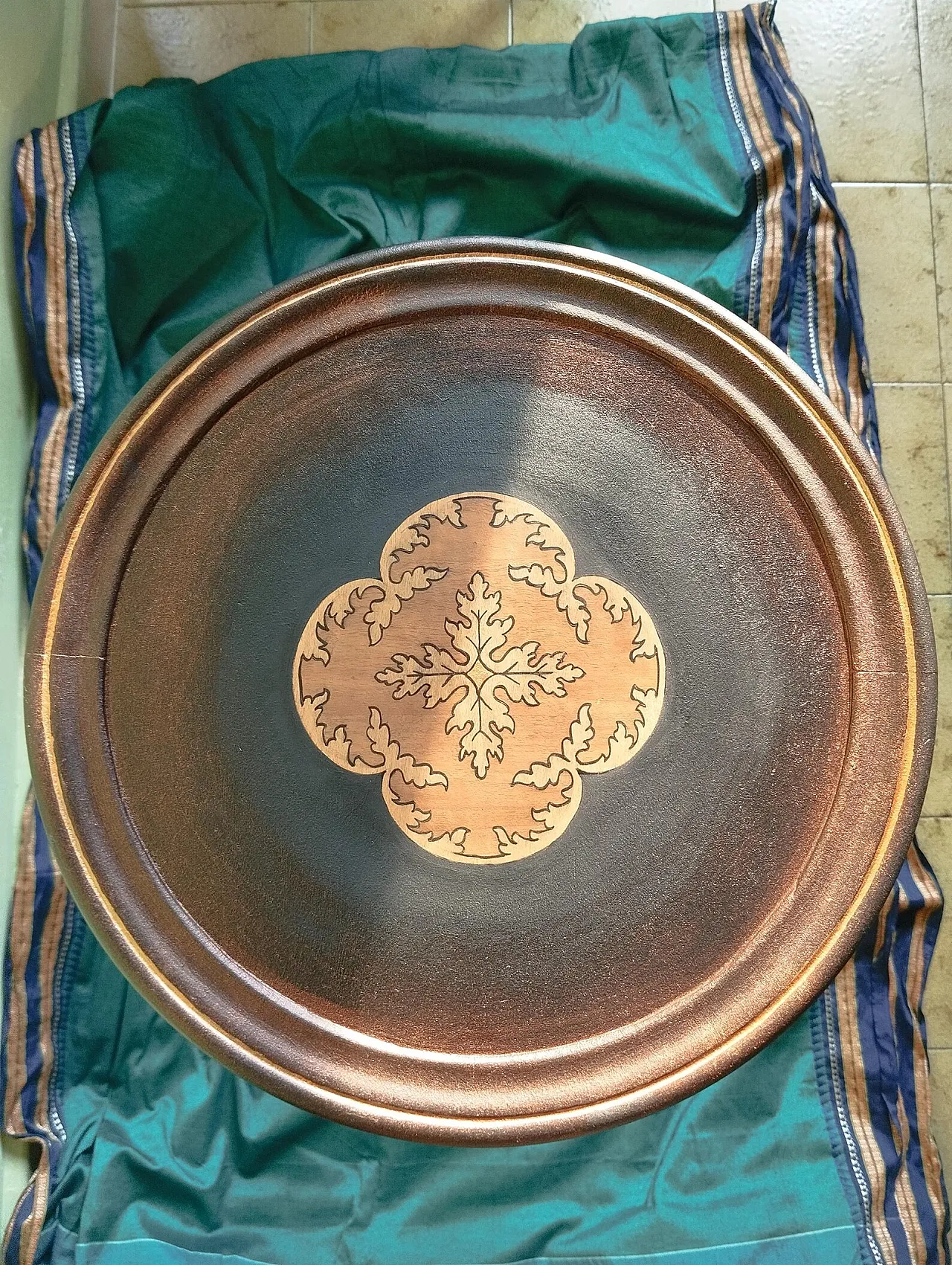 Gueridon-style three-foot coffee table, 20th century 3