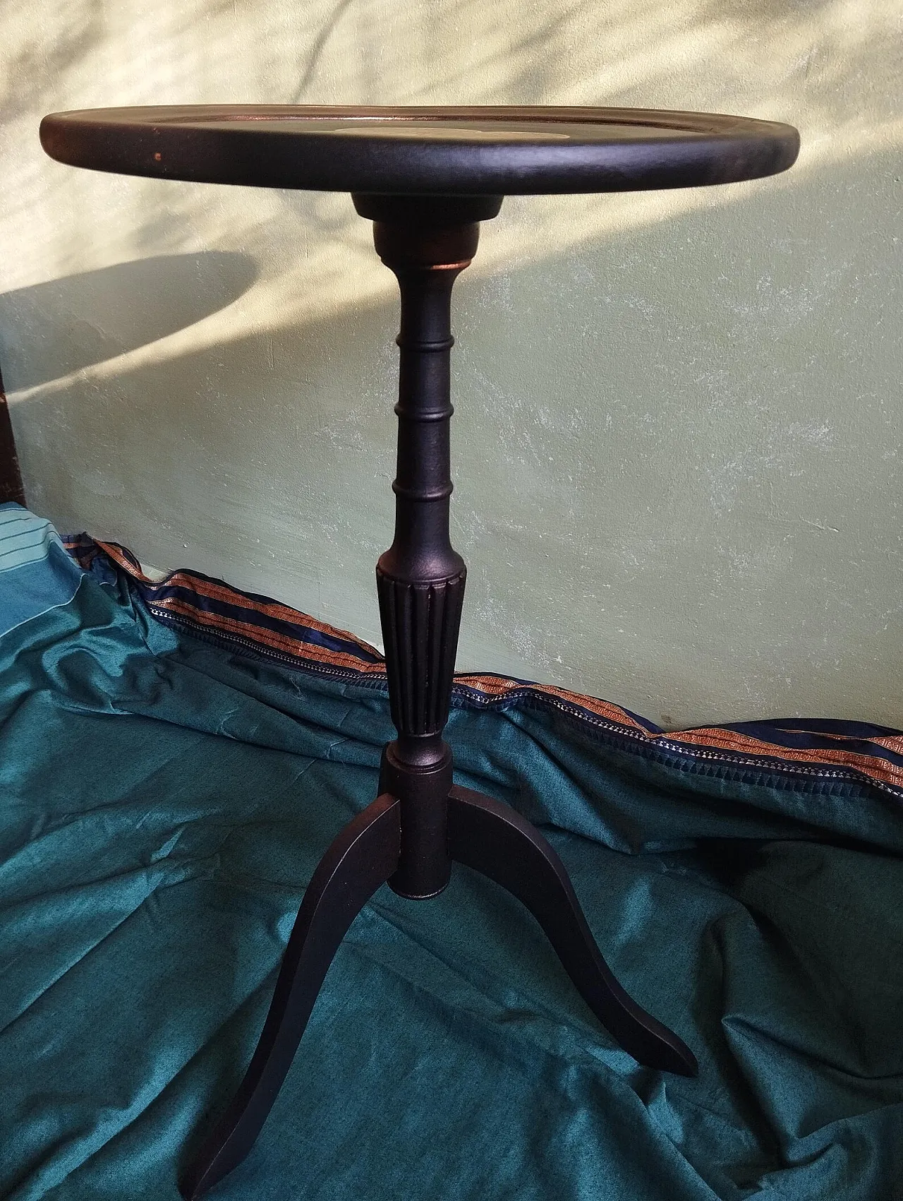 Gueridon-style three-foot coffee table, 20th century 4