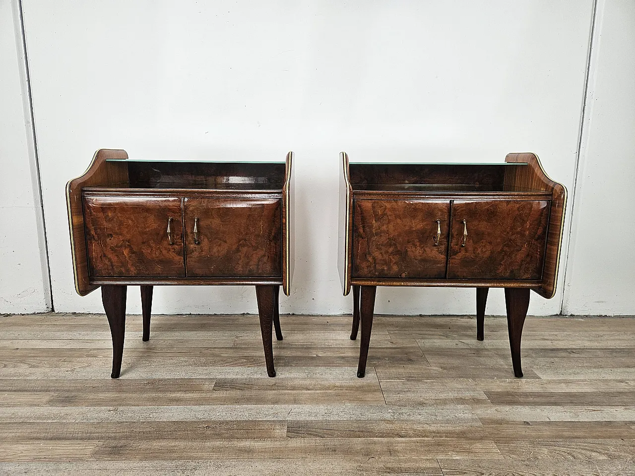 Comodini in radica di noce con doppio piano in vetro, anni '50 1