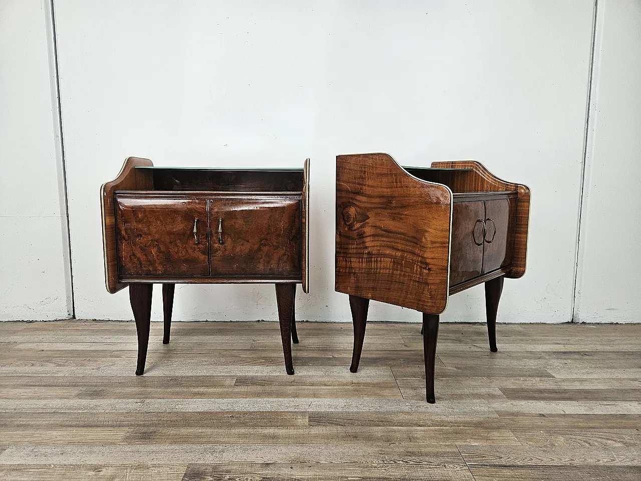 Comodini in radica di noce con doppio piano in vetro, anni '50 2