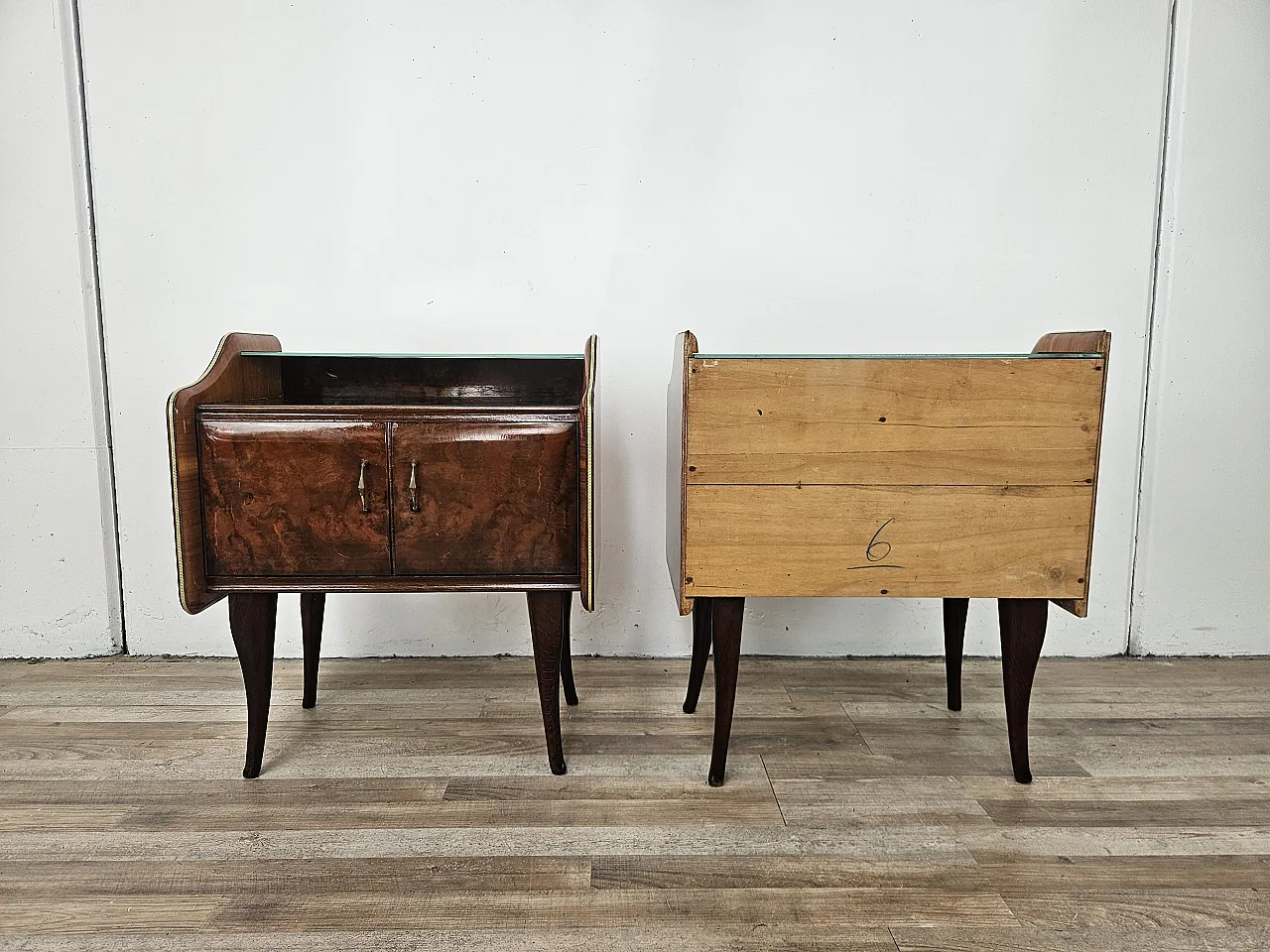 Comodini in radica di noce con doppio piano in vetro, anni '50 3