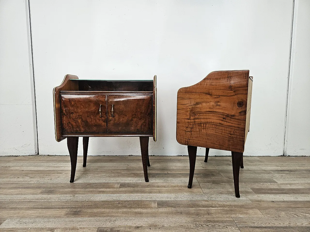 Comodini in radica di noce con doppio piano in vetro, anni '50 4