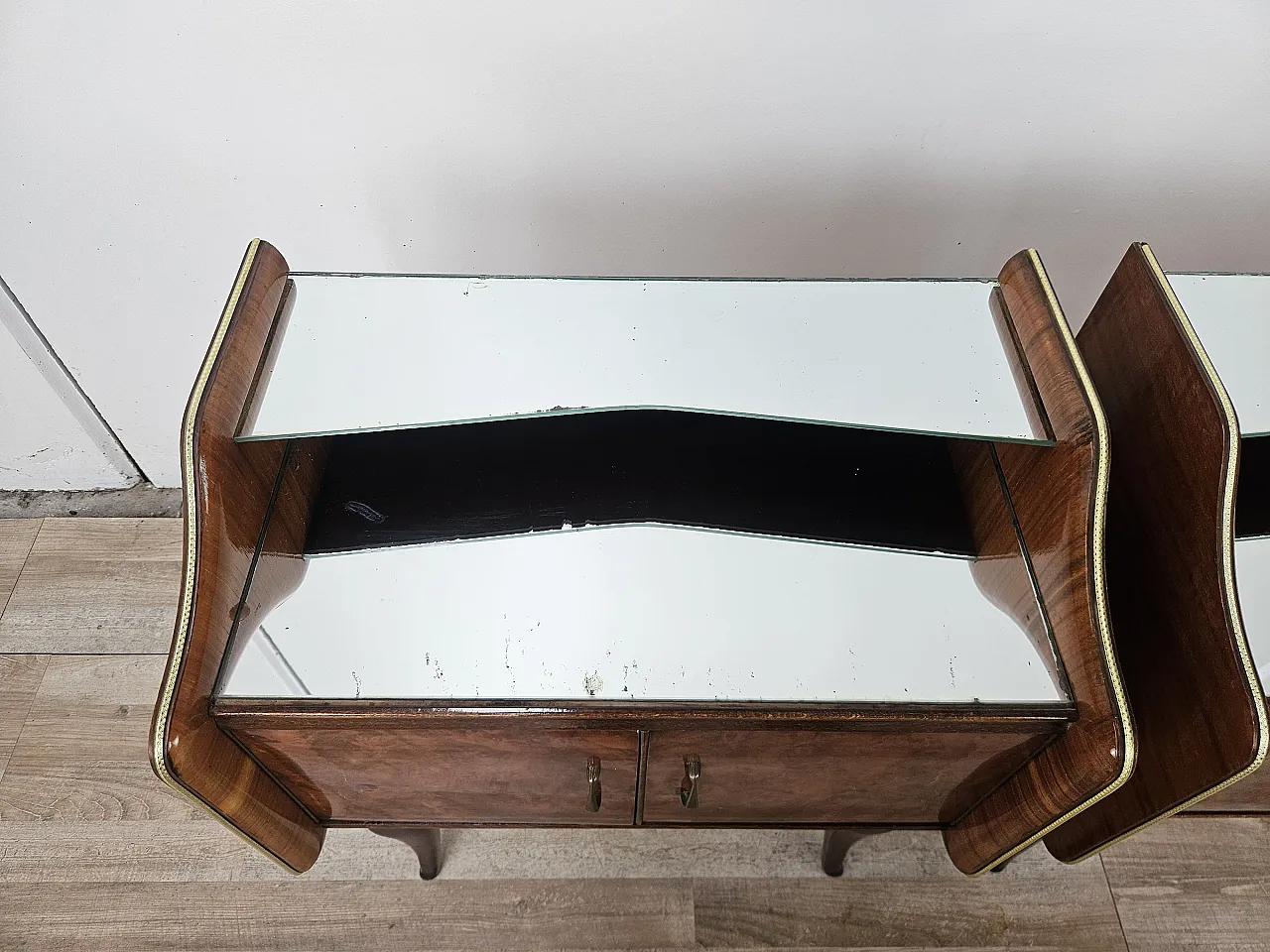 Comodini in radica di noce con doppio piano in vetro, anni '50 5