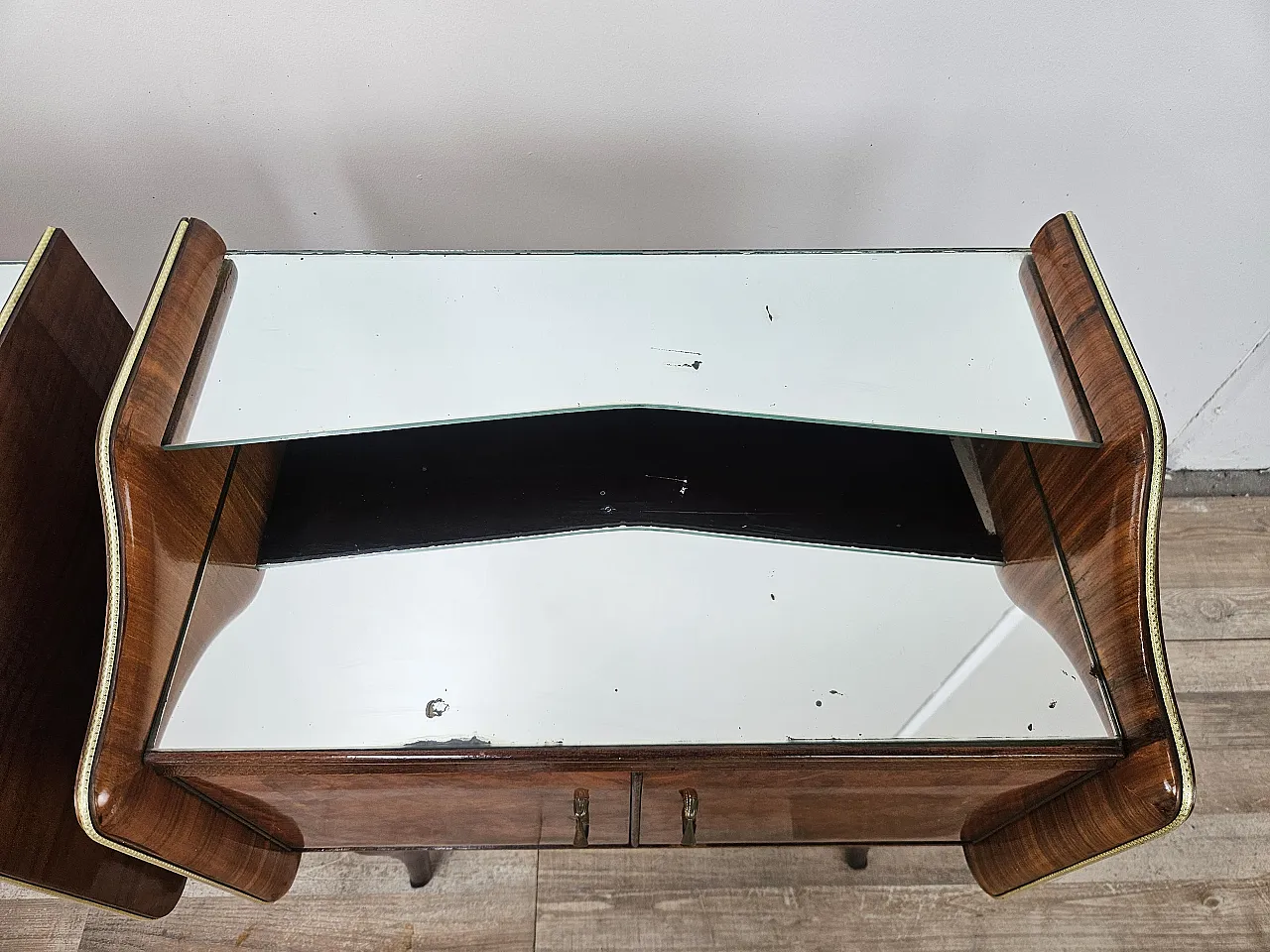 Comodini in radica di noce con doppio piano in vetro, anni '50 6