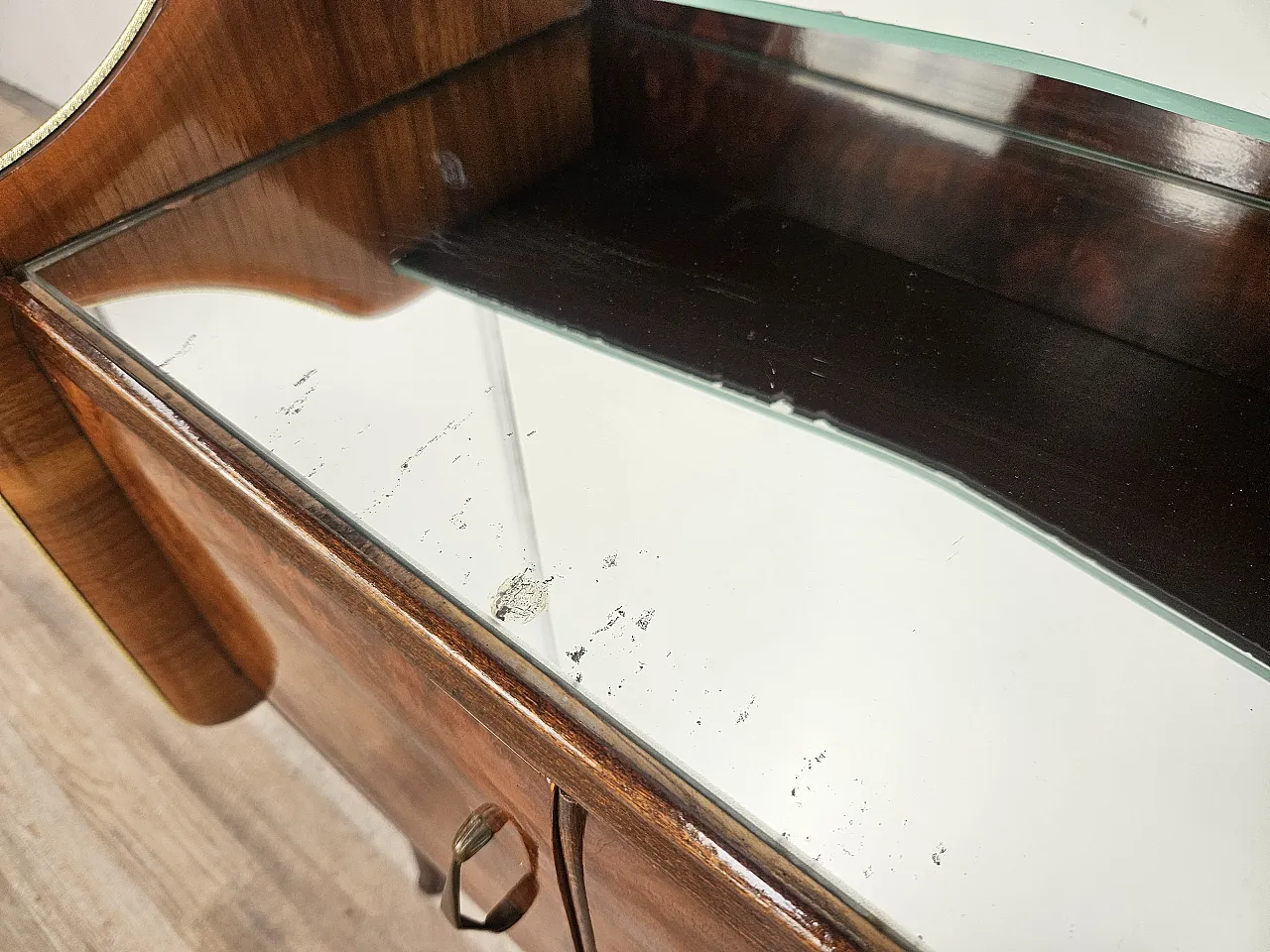 Comodini in radica di noce con doppio piano in vetro, anni '50 7