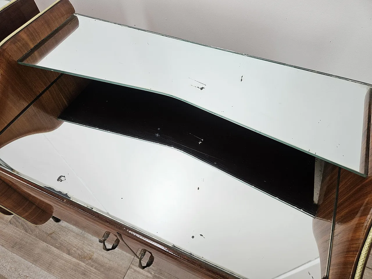Comodini in radica di noce con doppio piano in vetro, anni '50 9