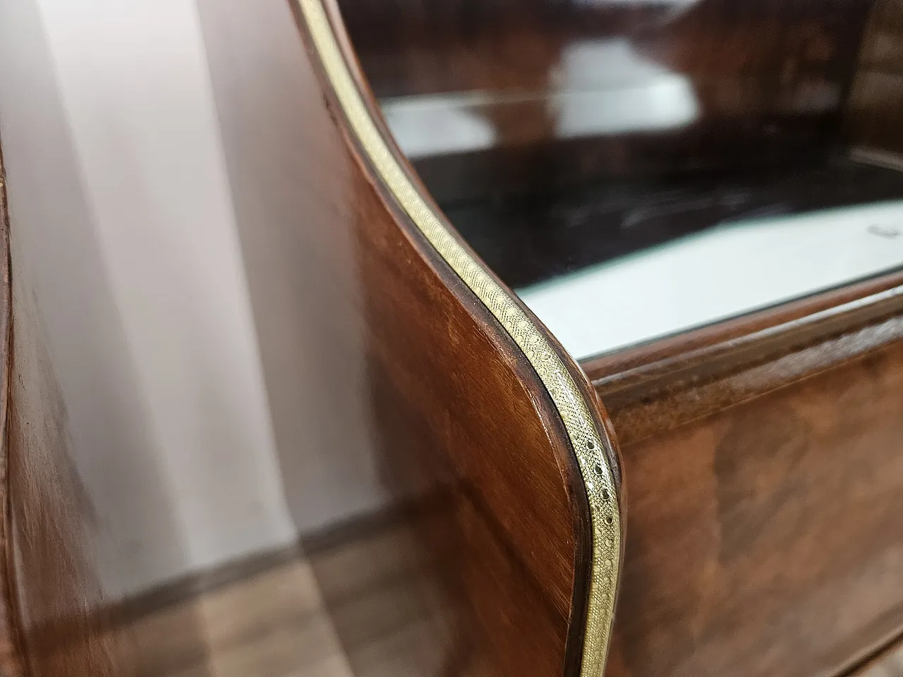 Comodini in radica di noce con doppio piano in vetro, anni '50 10