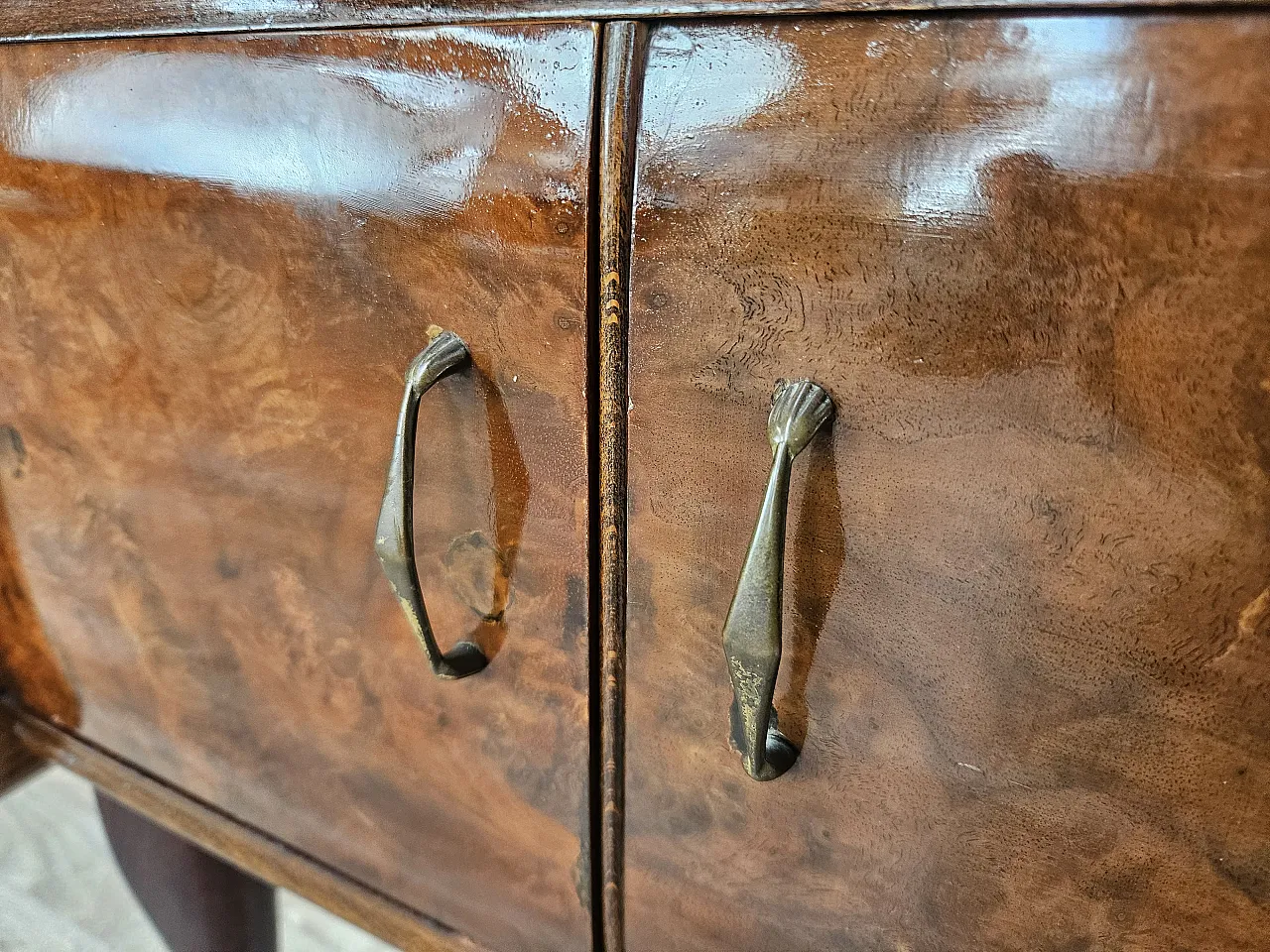 Comodini in radica di noce con doppio piano in vetro, anni '50 12