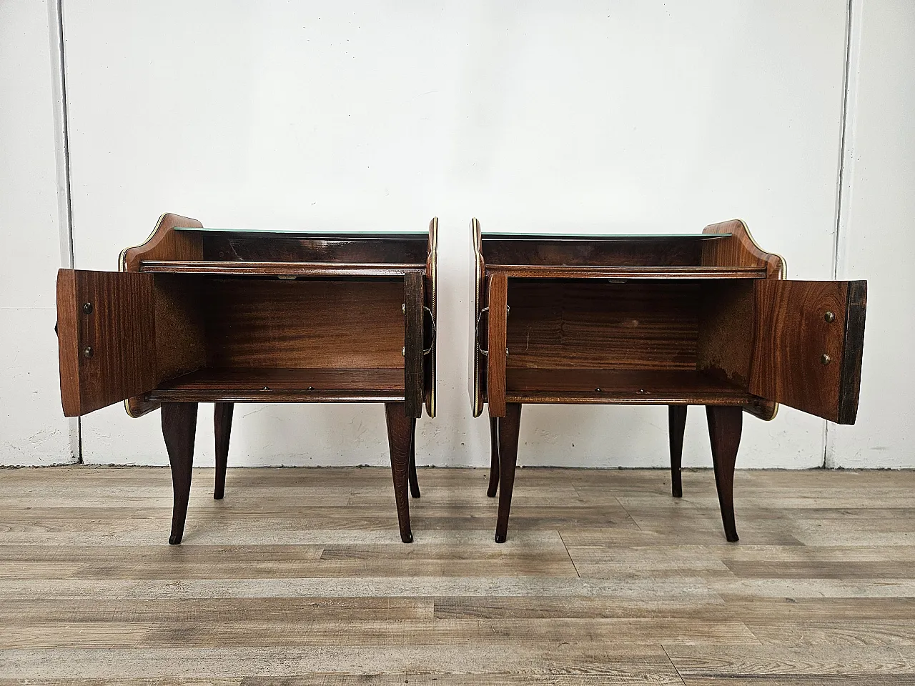 Comodini in radica di noce con doppio piano in vetro, anni '50 13