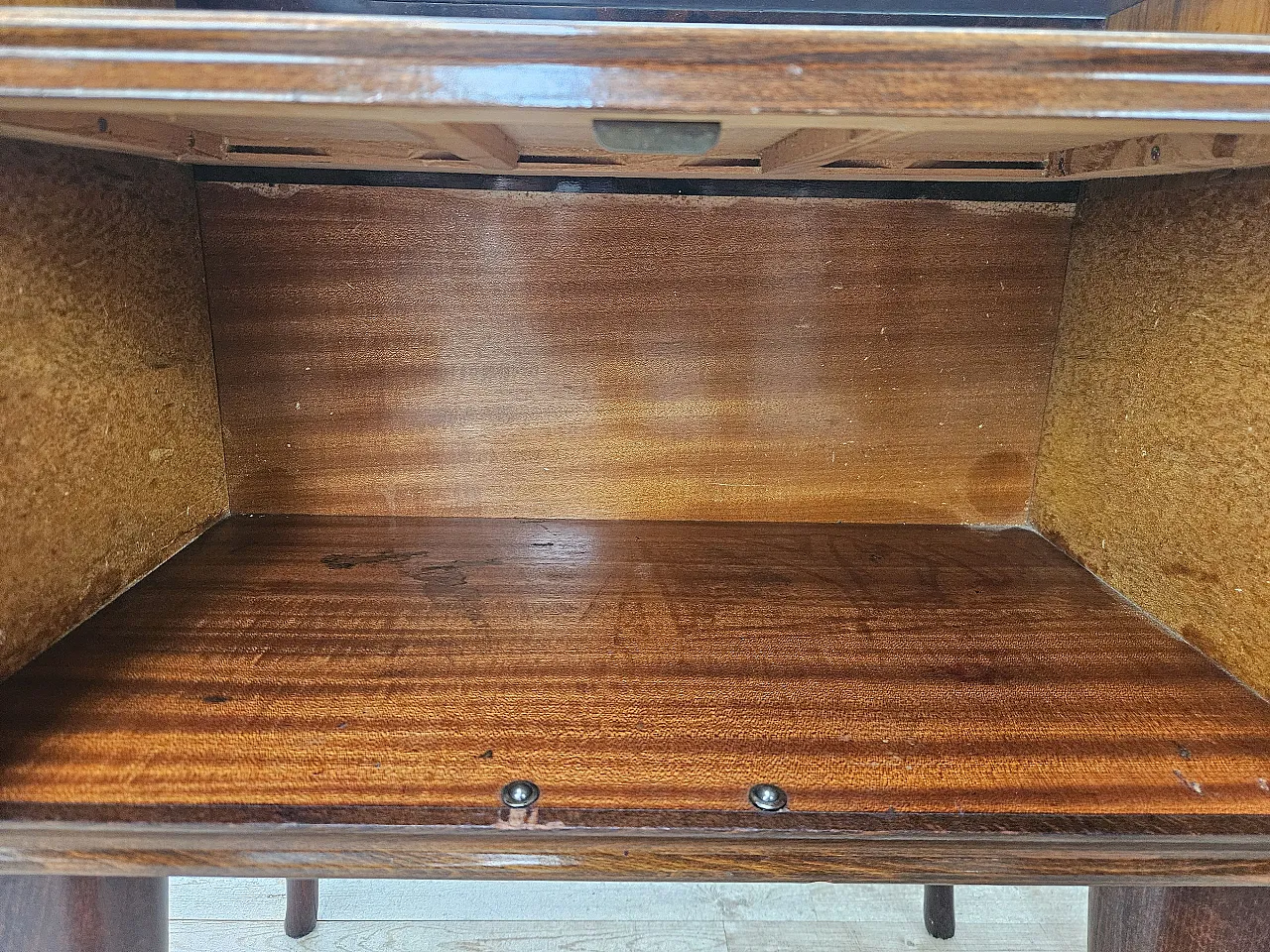 Comodini in radica di noce con doppio piano in vetro, anni '50 14