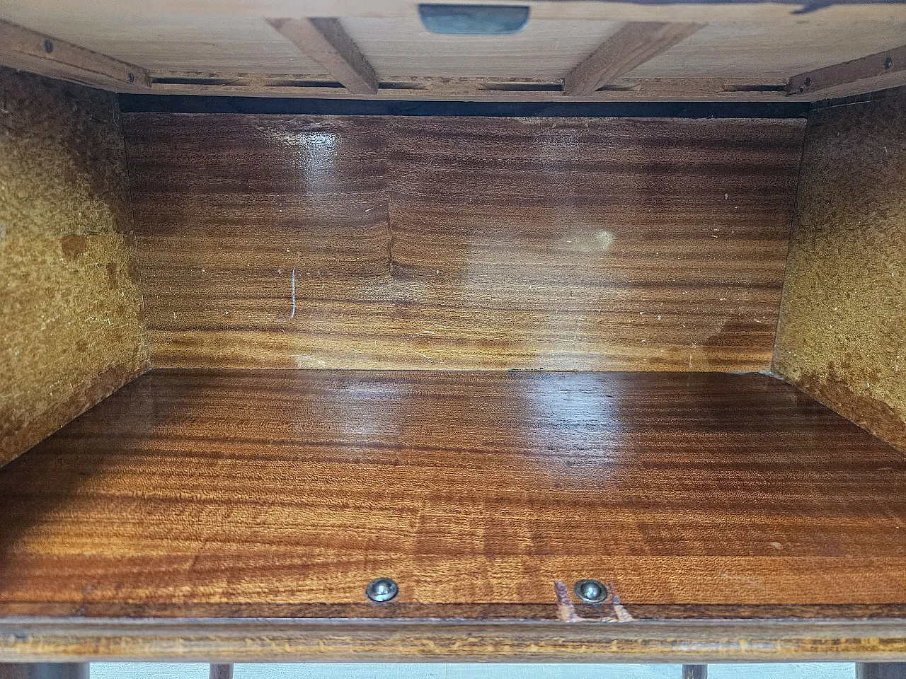 Comodini in radica di noce con doppio piano in vetro, anni '50 15