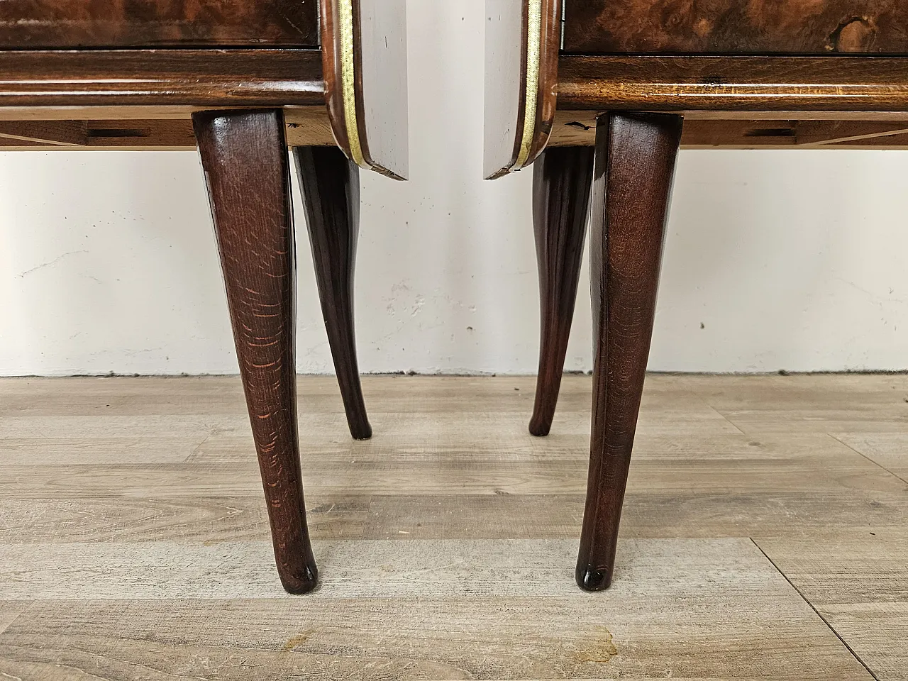 Comodini in radica di noce con doppio piano in vetro, anni '50 16