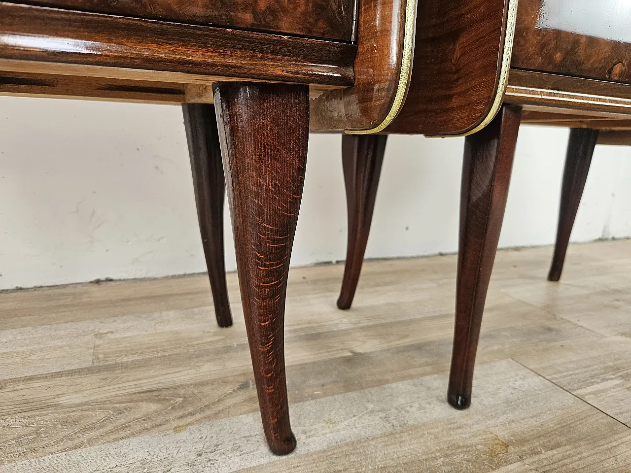 Comodini in radica di noce con doppio piano in vetro, anni '50 17