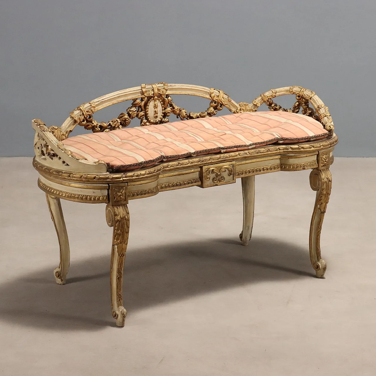 Neoclassical style in carved, lacquered and gilded bench, 19th century 1