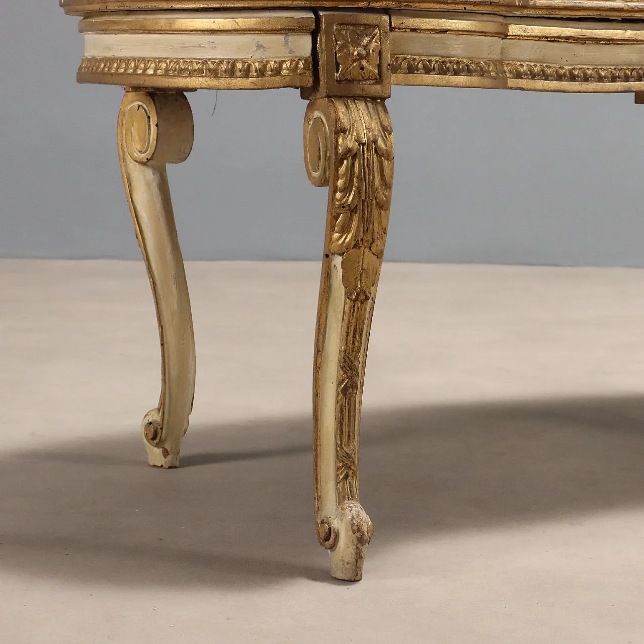 Neoclassical style in carved, lacquered and gilded bench, 19th century 7