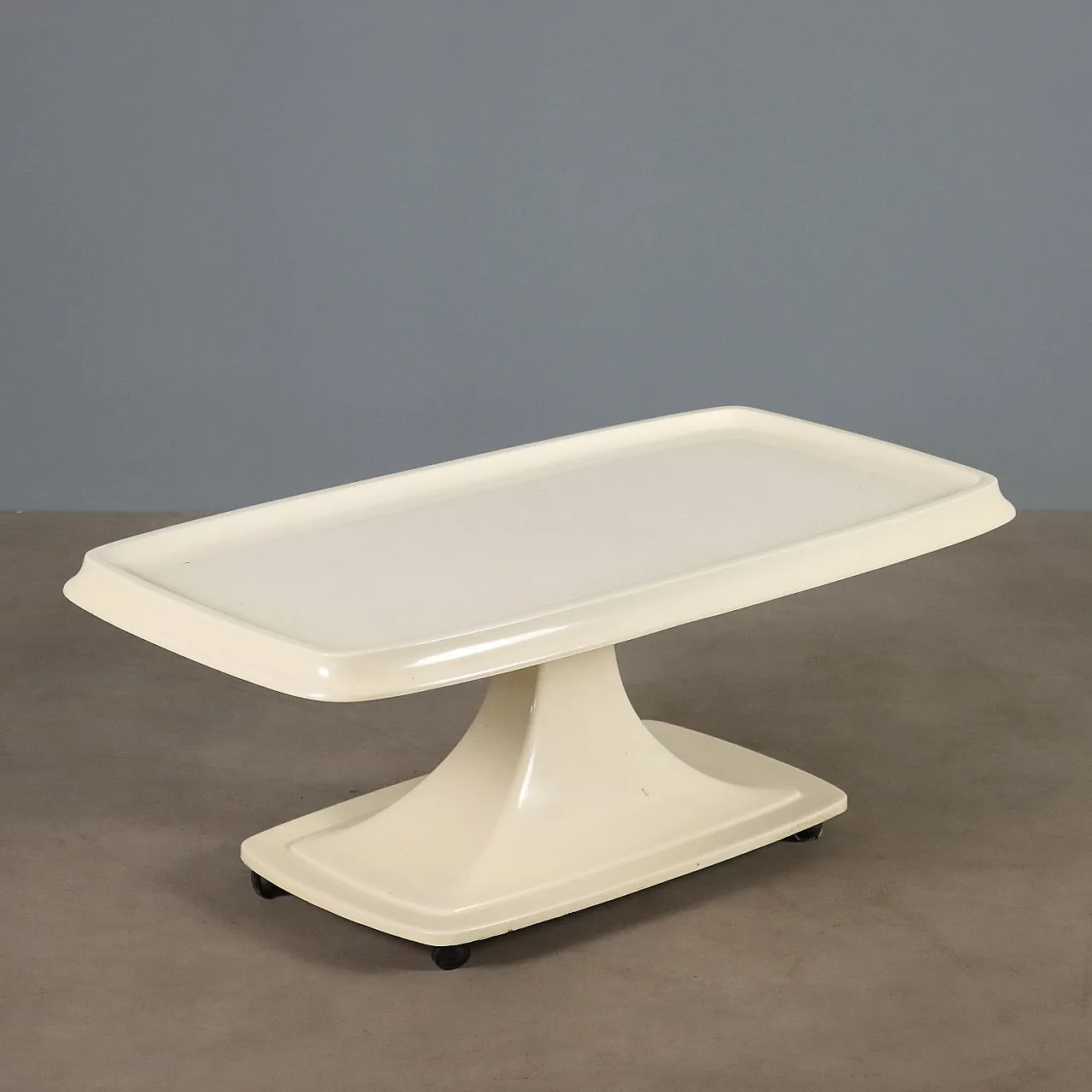 Tavolino in materiale plastico, anni '70 1