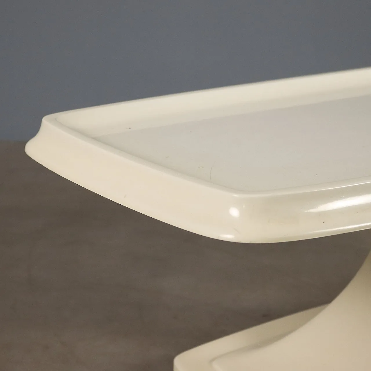 Tavolino in materiale plastico, anni '70 4