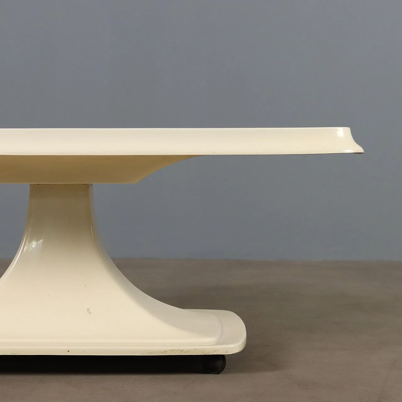 Tavolino in materiale plastico, anni '70 5