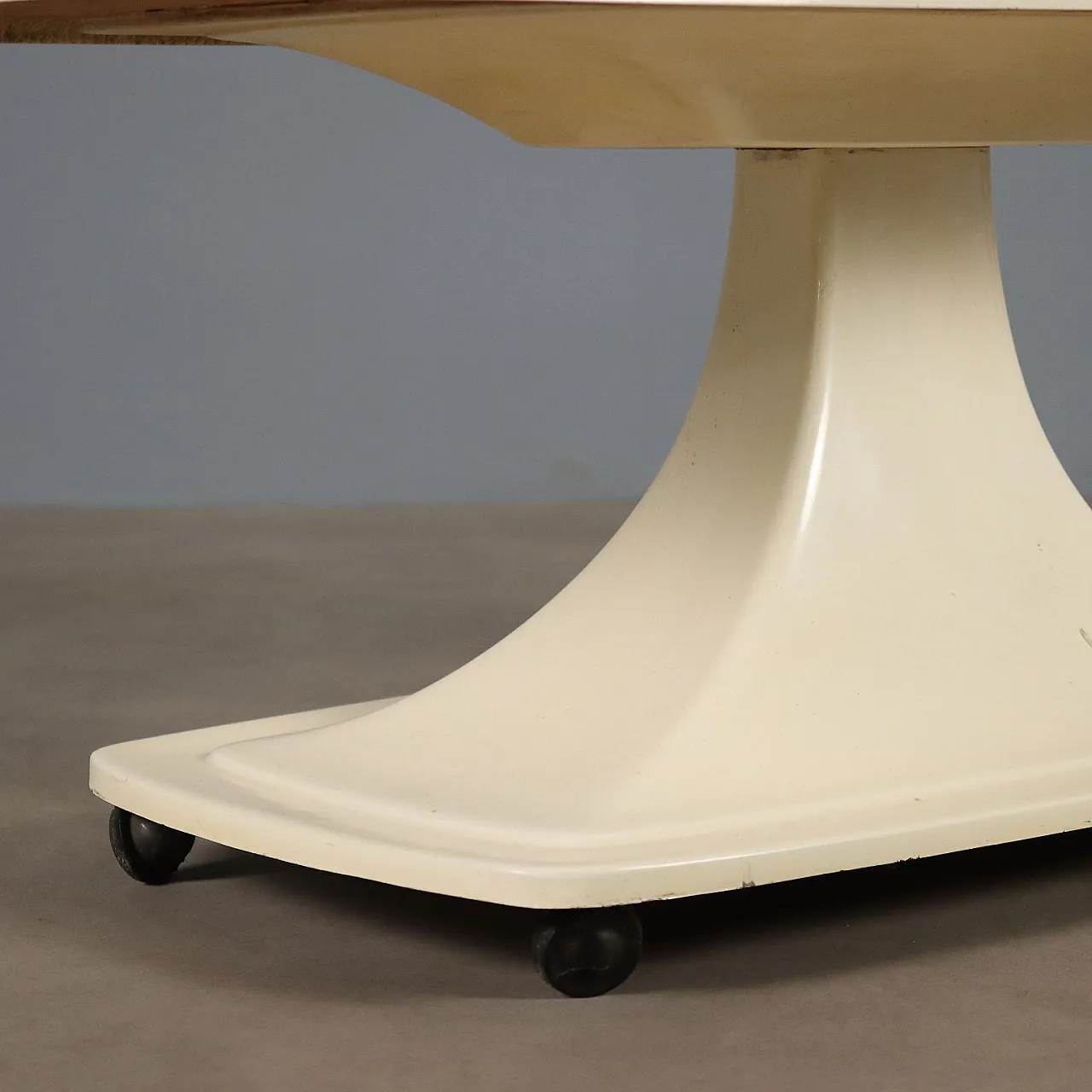 Tavolino in materiale plastico, anni '70 6