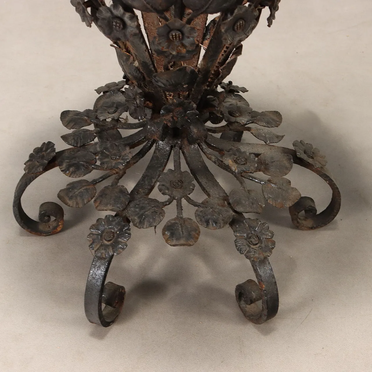Pair of wrought iron planters, 20th century 7