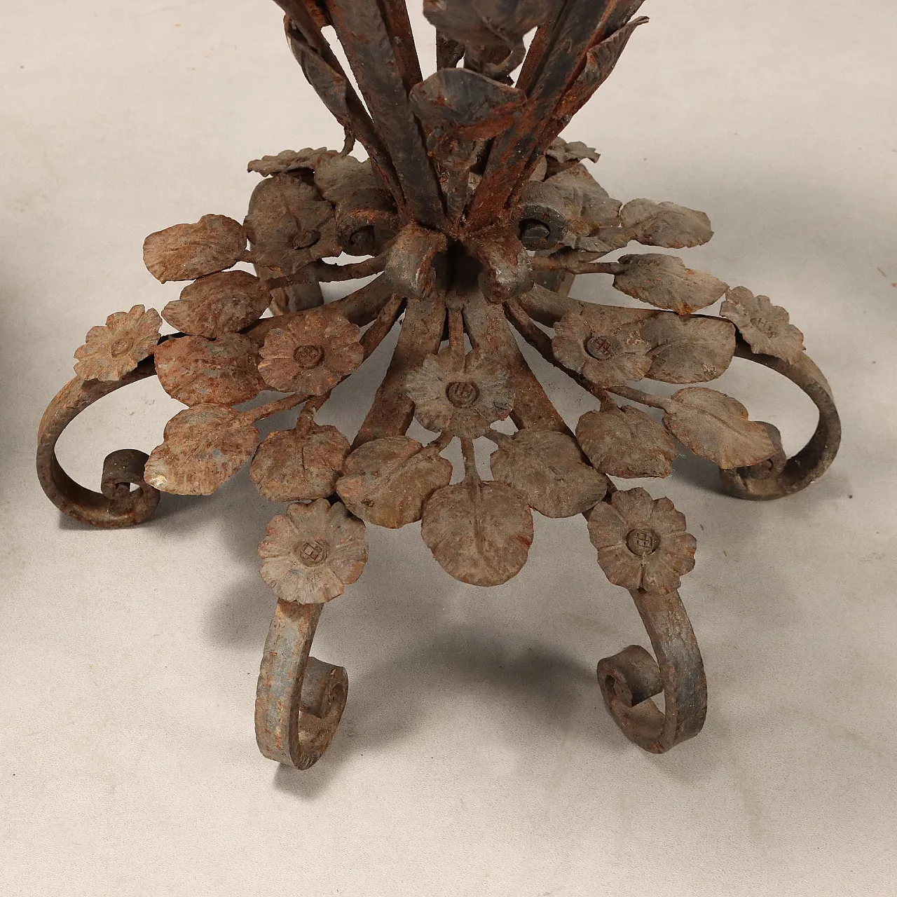 Pair of wrought iron planters, 20th century 8