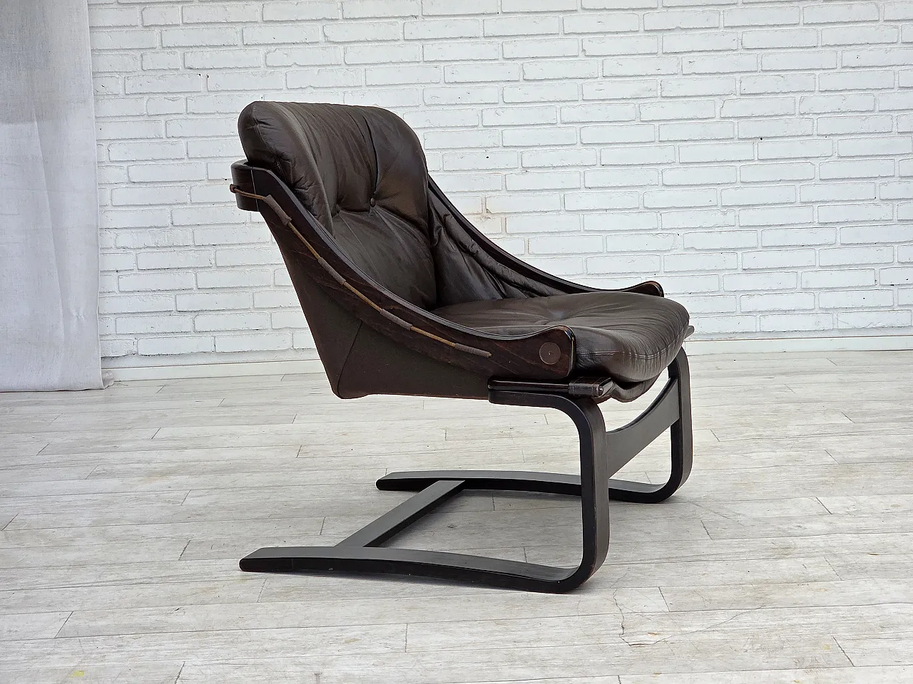 Anni '70, design svedese di Åke Fribytter, poltrona, mobili in pelle. 1